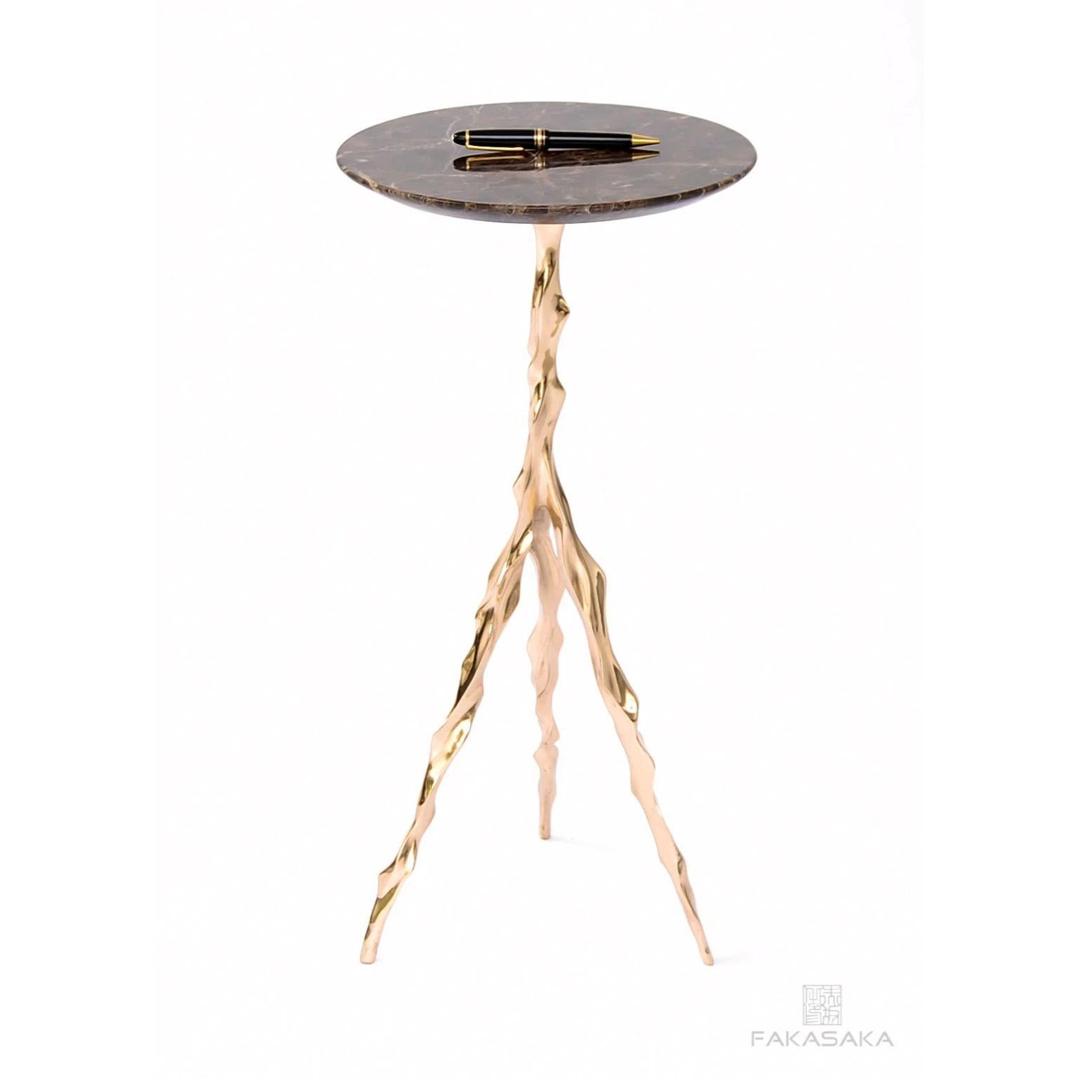 Moderne Table à boissons Etta avec plateau en marbre impérial marron par Fakasaka Design en vente