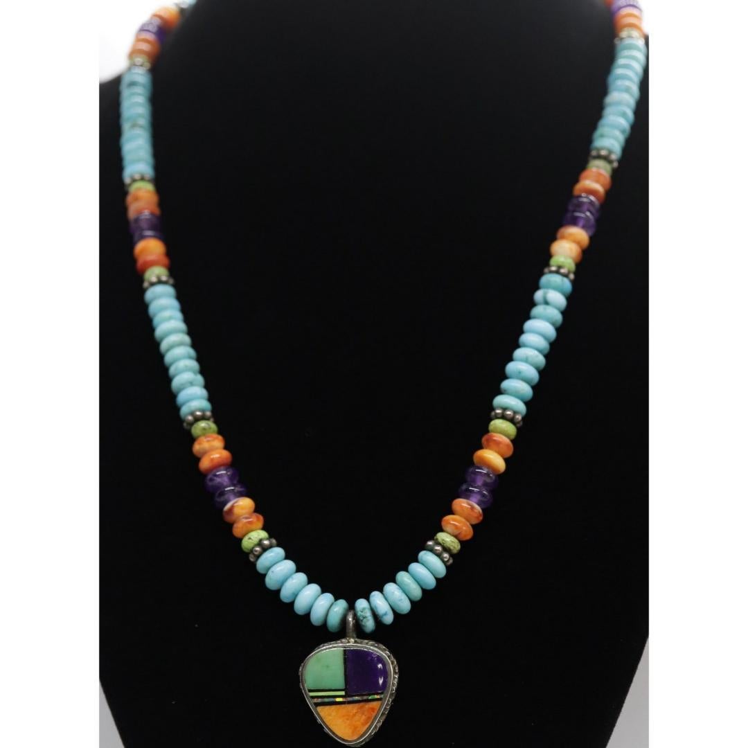 Vintage
Materiali: Pietra
Pietra preziosa: Turchese

Larghezza del ciondolo: 18 millimetri; Altezza del ciondolo: 19 millimetri; Lunghezza della collana: 18 pollici

Splendido ciondolo e collana Navajo (Zuni) del Sud-Ovest. Il pezzo è finemente