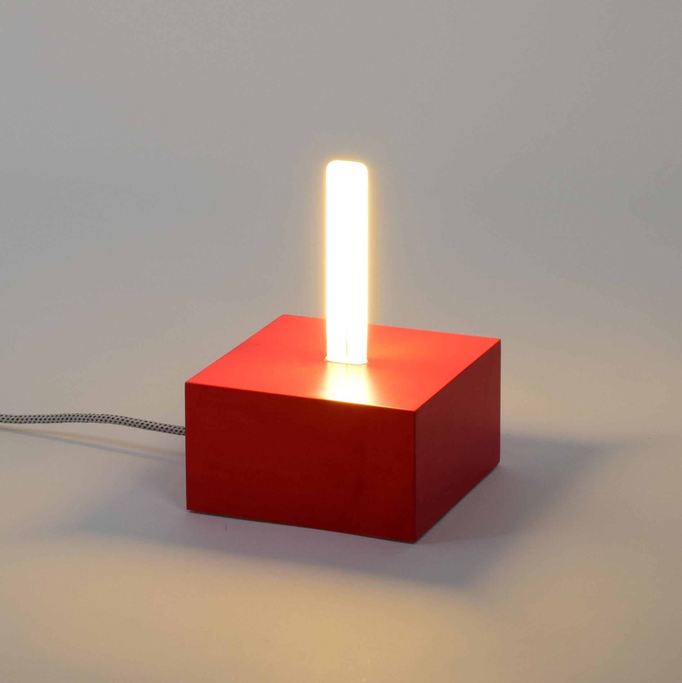 Ettore Sottsass (Designer)
Memphis Milano (Produttore)

Lampada 'Jagati', dalla collezione Mobili Lunghi, 2000

Scatola in acero tinto all'anilina rosso con lampadina fluorescente
Ottime condizioni non utilizzate, scatola e imballaggio