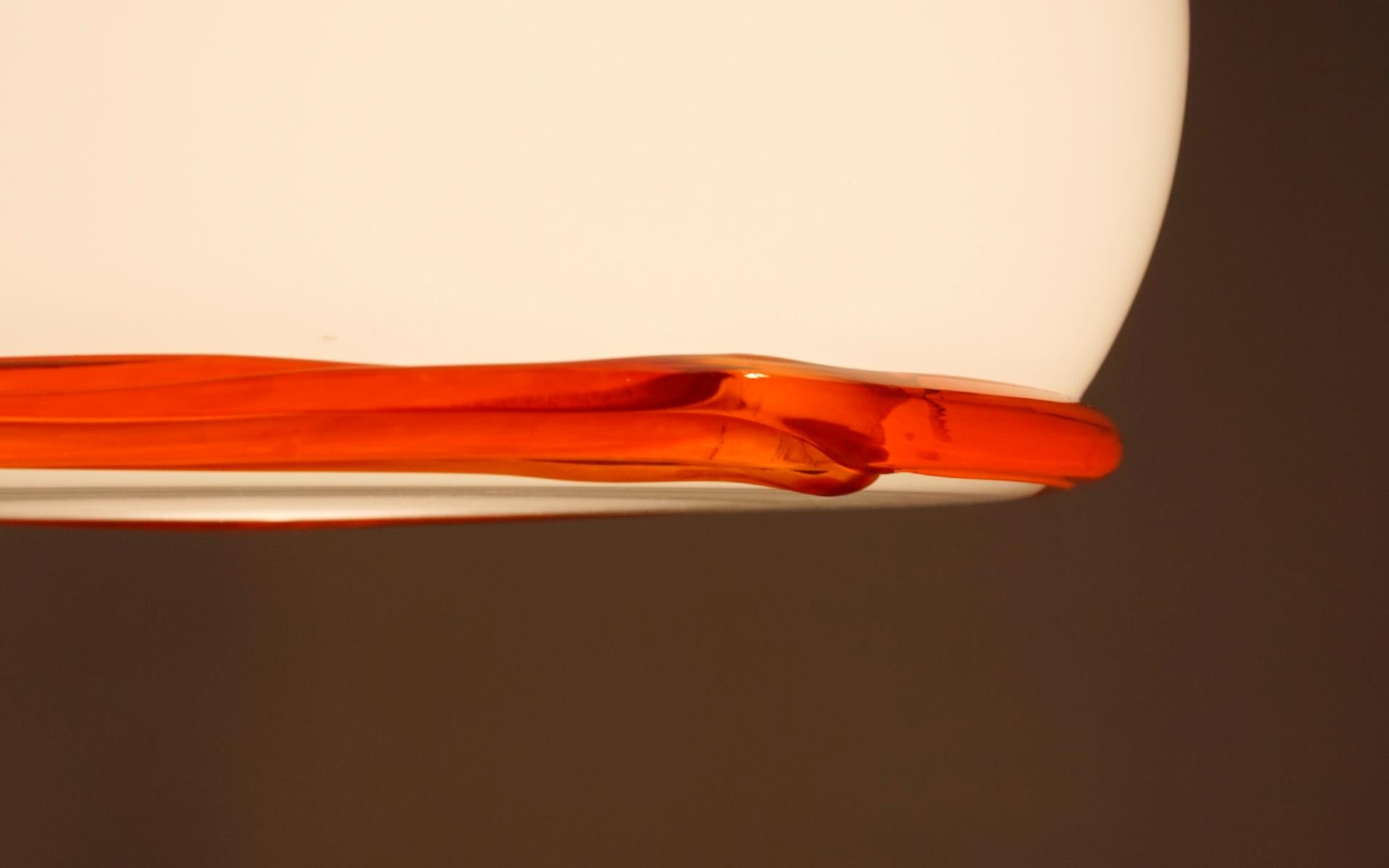 Anhängerlampe von Ettore Sottass, Vistosi, Italien, 1974. Weißes, rot-orangefarbenes Glas. Unterzeichnet im Angebot 1