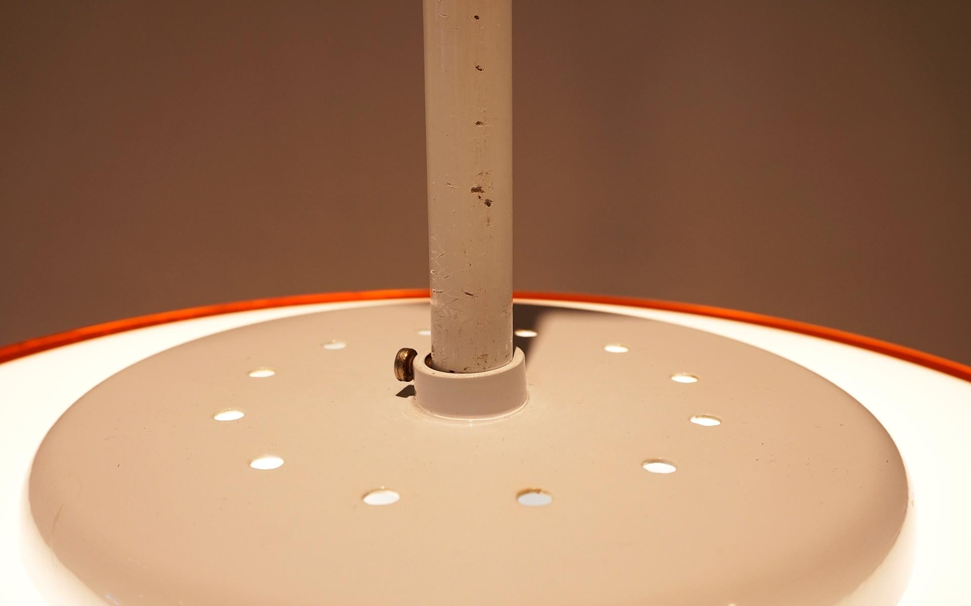 Anhängerlampe von Ettore Sottass, Vistosi, Italien, 1974. Weißes, rot-orangefarbenes Glas. Unterzeichnet im Angebot 2