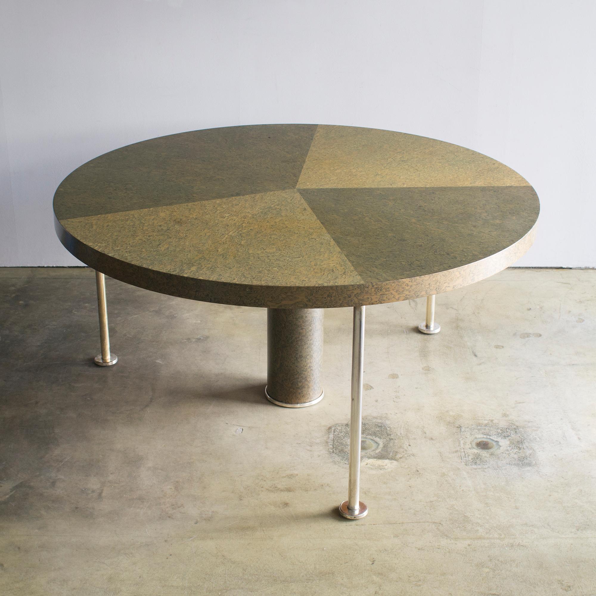 La table à manger Ospite d'Ettore Sottsass.
Conçu en 1984 et produit par Zanotta. Plateau en placage de ronce peinte et trois pieds en laiton argenté.


   