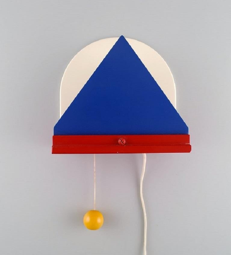 Ettore Sottsass (1917-2007), Italian architect and designer. 
A pair of rare vintage wall lamps designed for Ikea. 1980s.
Measures: 20 x 19 cm.
Depth: 10 cm.
In excellent condition.