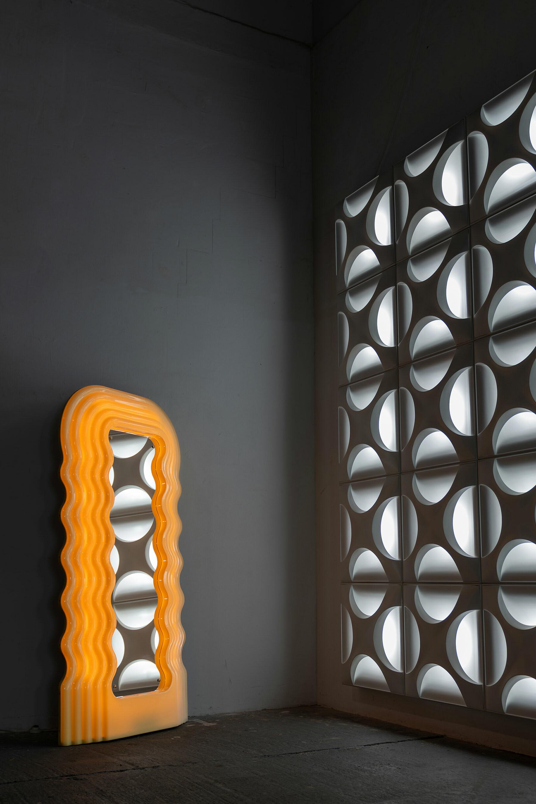 Modello originale della prima edizione dello specchio Ultrafragola disegnato da Ettore Sottsass per Poltronova. 

Specchio luminoso con guscio in acrilico fatto di onde stratificate intorno allo specchio centrale - si illumina di un affascinante