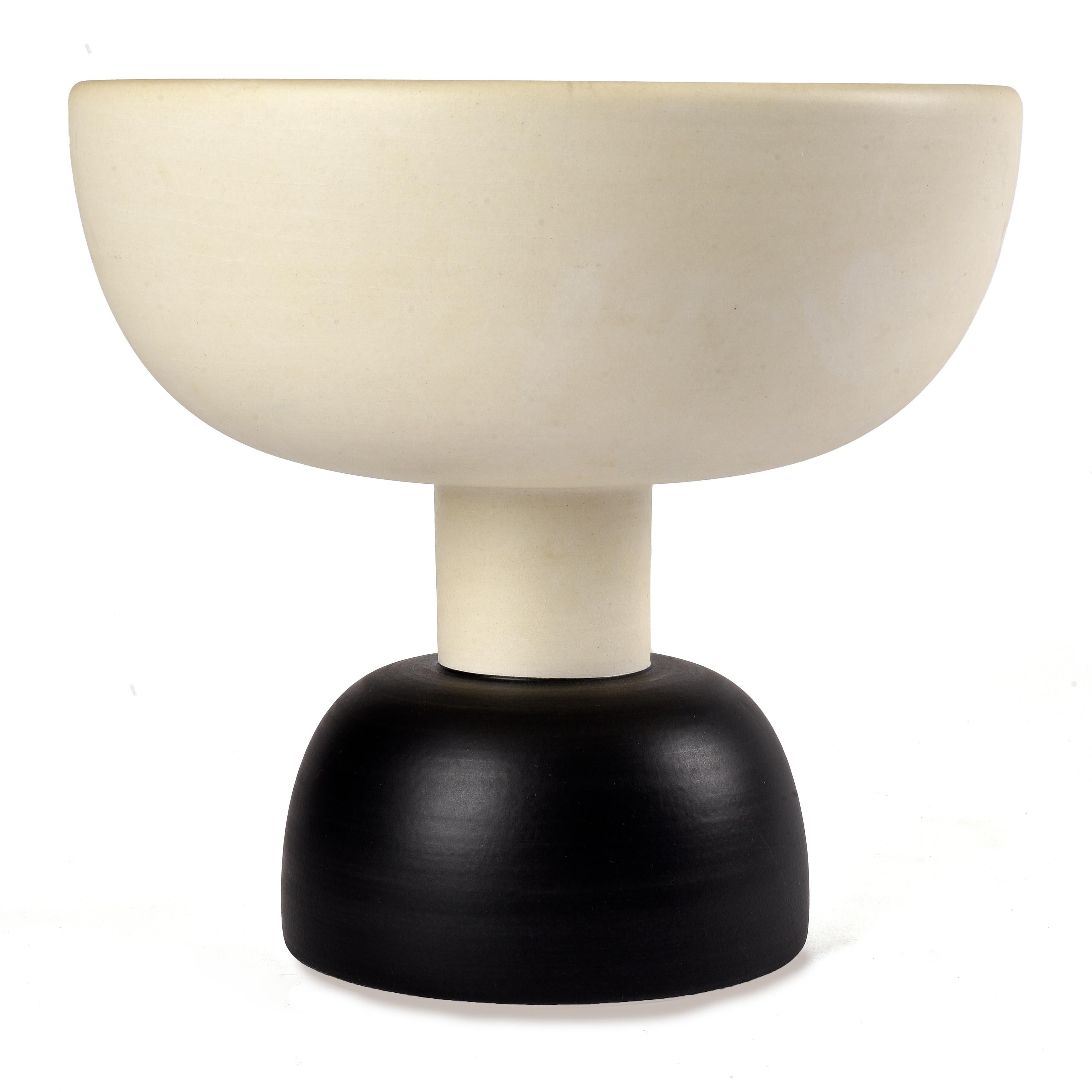 Ettore Sottsass (1917-2007). 
Alzata Grande 501, c. 1980
Bitossi Ceramiche Montelupo editor.
Circular ceramic cup.
Black and white painted circular decorations.
Signed under the base.
Measures: Height : 23 cm - diameter : 25 cm. 

Come with