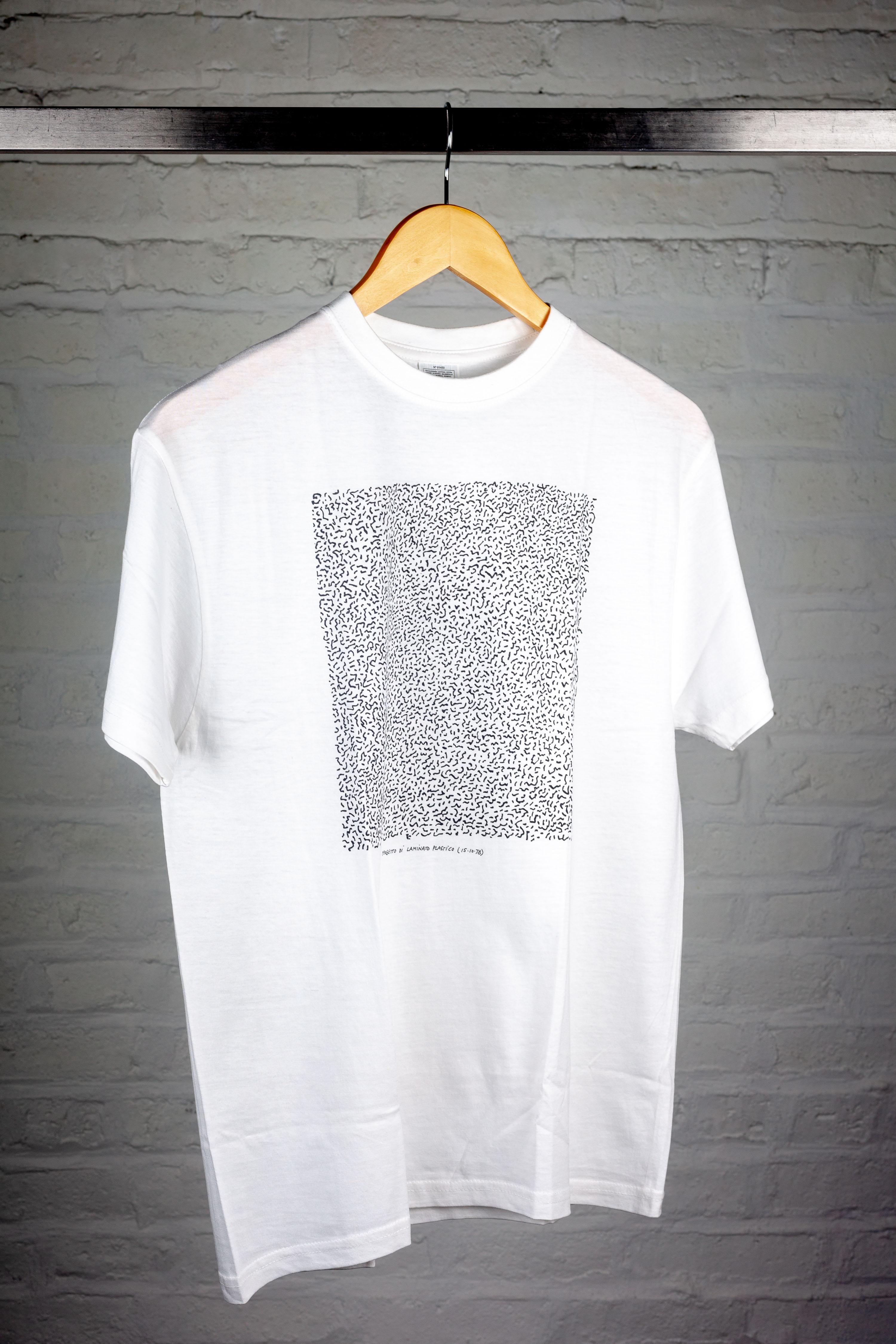 Dieses T-Shirt ist eine tragbare Hommage an das visionäre Design von Ettore Sottsass und zeigt eine Reproduktion der originalen handgezeichneten Skizze seines berühmten Bacterio-Musters. Erscheint in Verbindung mit der 2017 stattfindenden