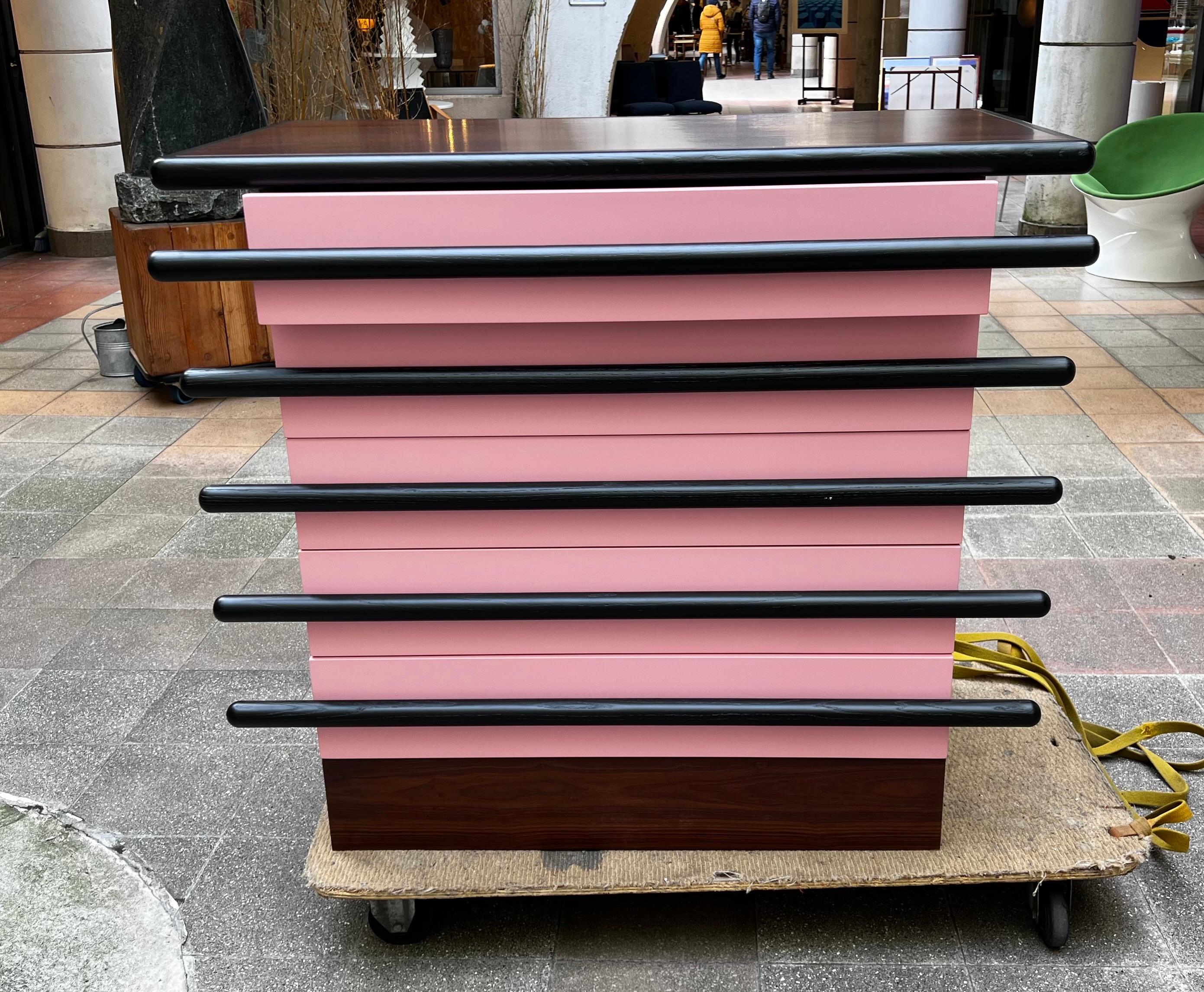 Ettore Sottsass
Bastonio” chest of drawers
Polronova edition
1970
Indian rosewood
Ash and beech lacquered in black and pink
H101 x W 112 x D 60
19,000 euros