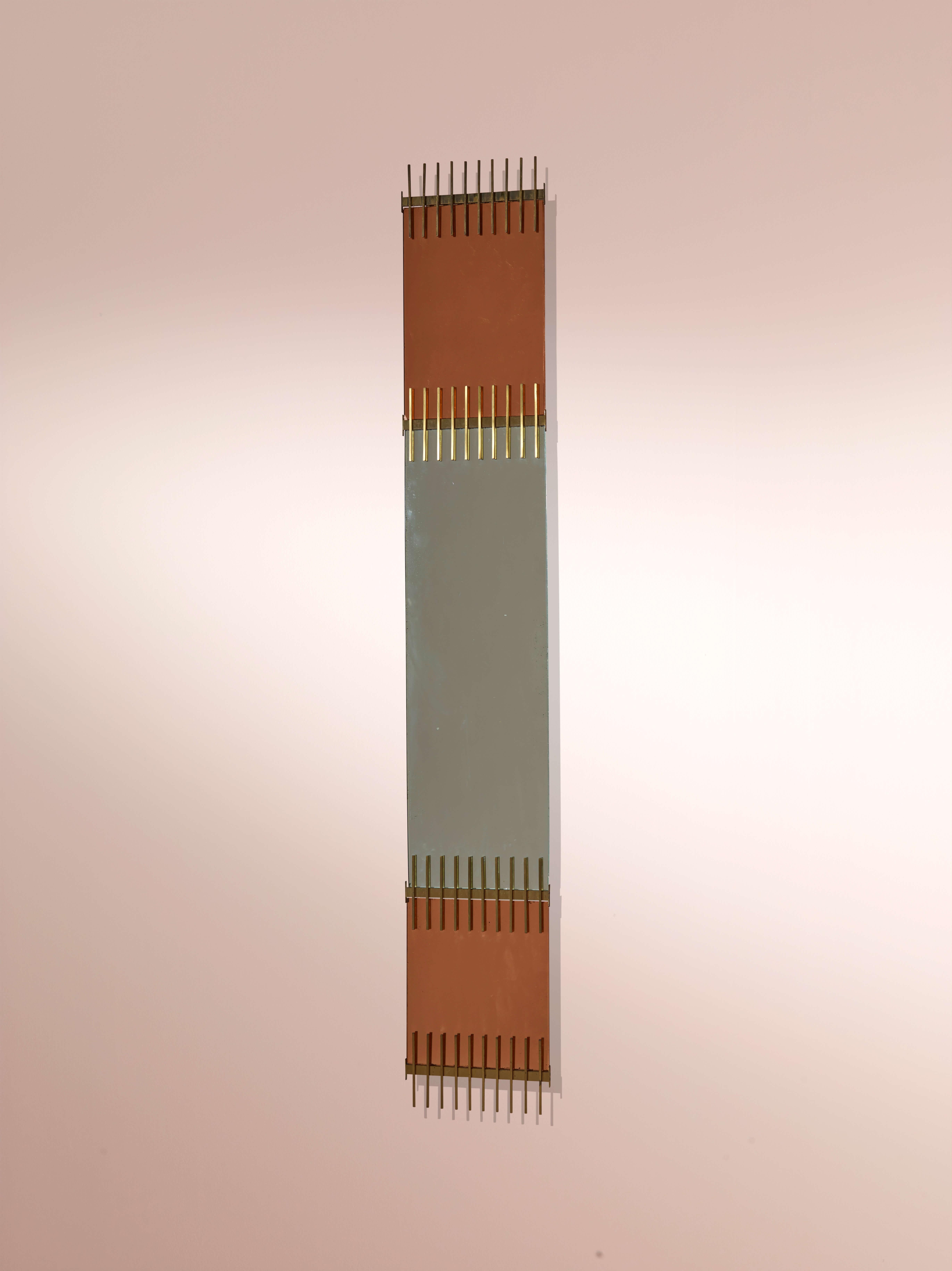 Un elegante specchio da parete disegnato da Ettore Sottsass e prodotto da Santambrogio & De Berti a Lissone nei primi anni Sessanta.

Realizzato con materiali raffinati come l'ottone e il vetro, lo specchio è sostenuto da una struttura in metallo