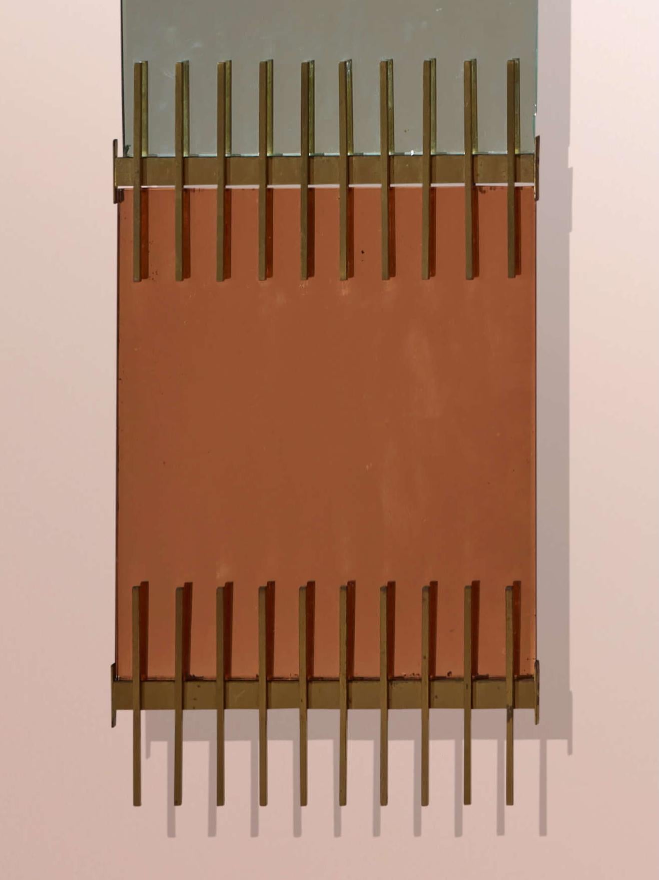 Mid-Century moderno Specchio in ottone e vetri rosa Ettore Sottsass di Santambrogio & De Berti, anni '60 in vendita