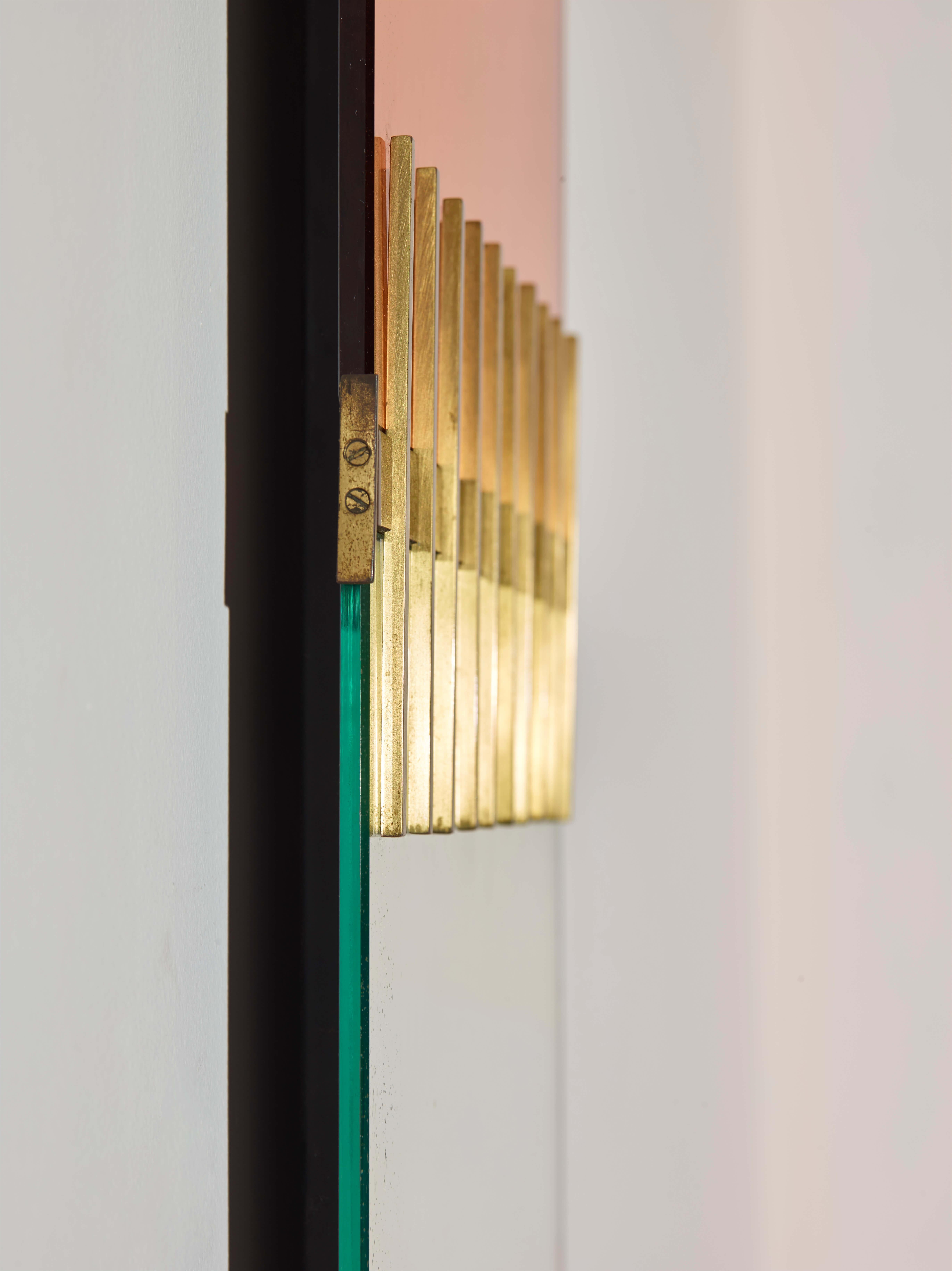 Ottone Specchio in ottone e vetri rosa Ettore Sottsass di Santambrogio & De Berti, anni '60 in vendita