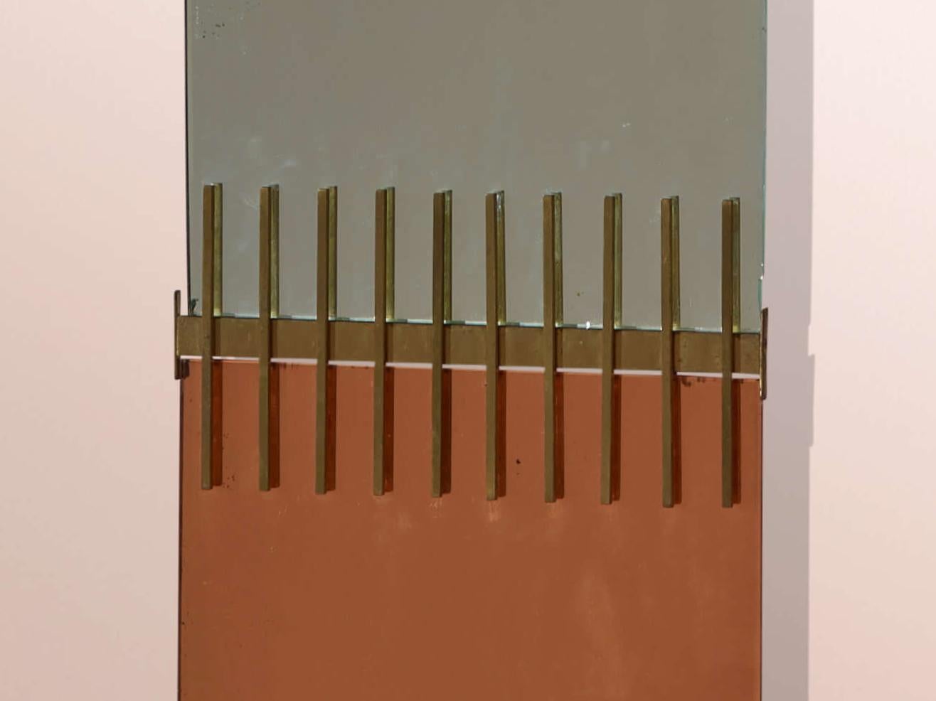 Specchio in ottone e vetri rosa Ettore Sottsass di Santambrogio & De Berti, anni '60 in vendita 2