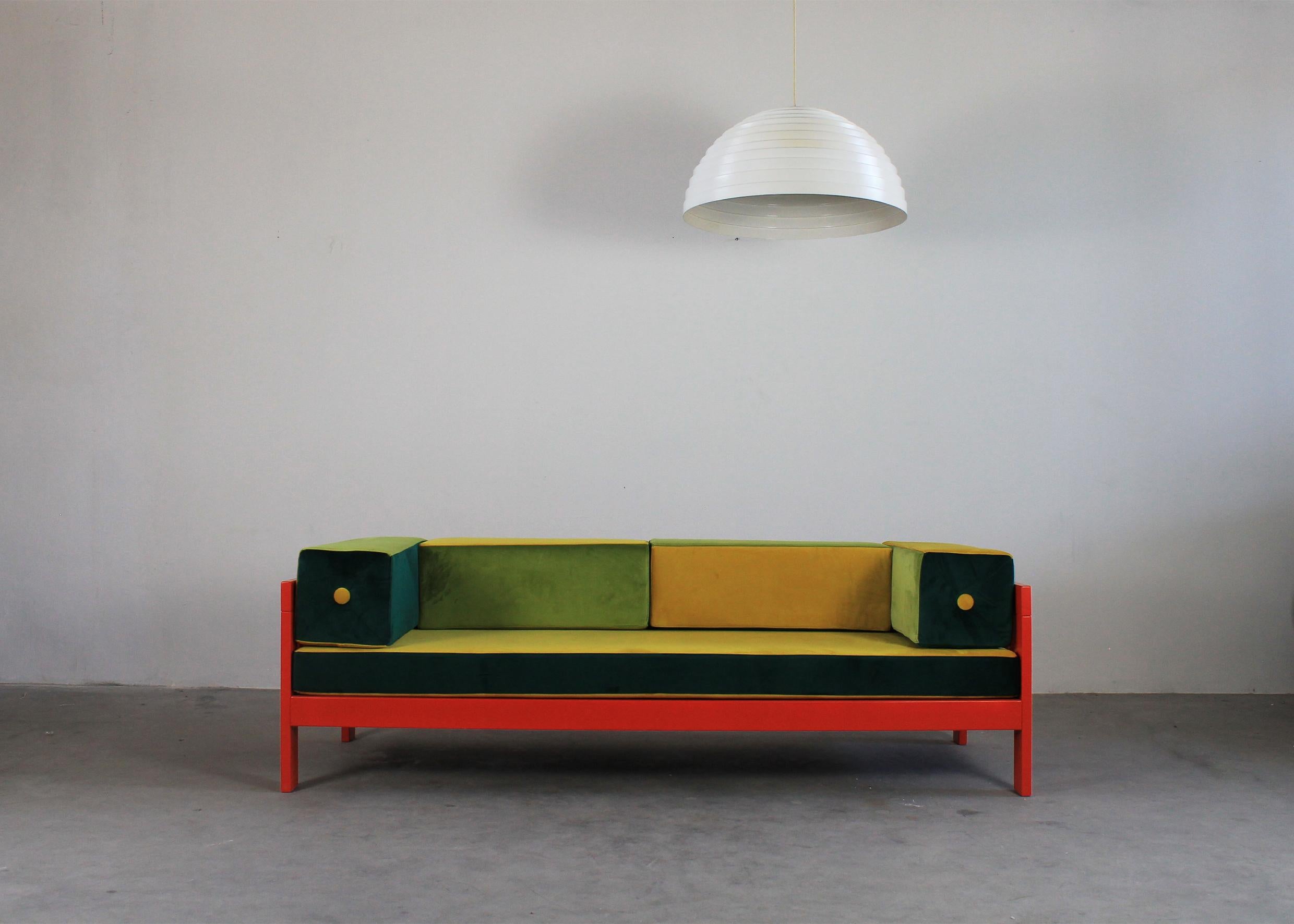 Ettore Sottsass Sofá Califfo de dos plazas en madera y terciopelo by Poltronova Años 60 Posmoderno