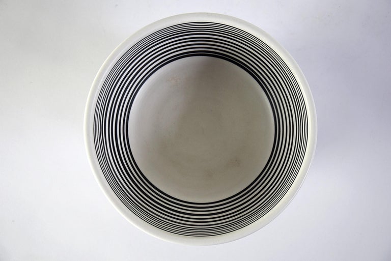 Ceramic Mid-Century Modern bowl by Ettore Sottsass for Bitossi, Montelupo, Tuscany. In the late 1960's Ettore Sottsass spend time with Aldo Longhi, Bitossi's artistic director, who taught Sottsass how to make ceramic. This beautiful bowl is part of