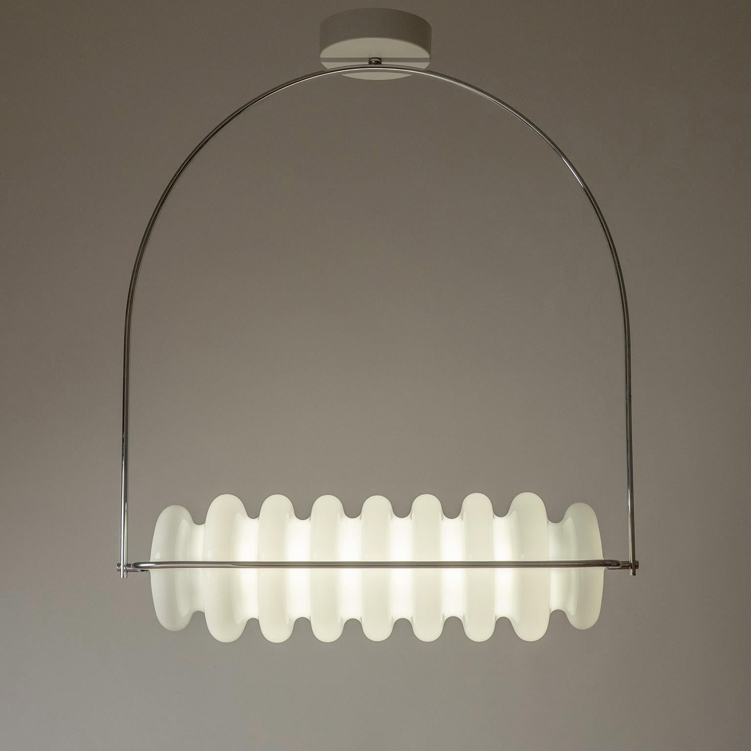 Rare lustre 'Bruco' conçu par Ettore Sottsass pour Design Centre / Poltronova en 1970. Structure chromée minimaliste avec un grand diffuseur en méthacrylate. Très bel état d'origine avec une légère usure du chrome. Conçus à l'origine pour deux tubes