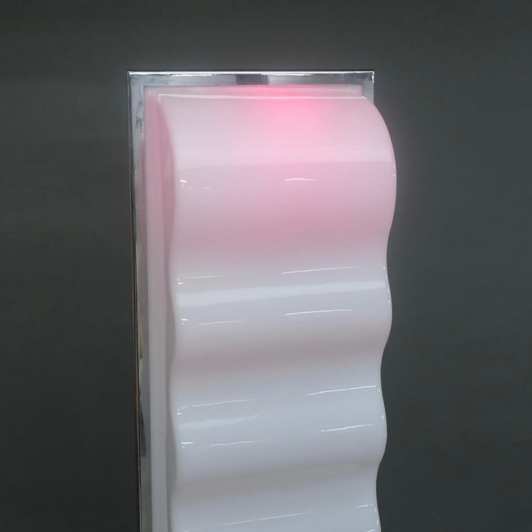 Ettore Sottsass para Poltronova
Lámpara de pie Cometa, no. L026
acrílico, metal lacado, cromo, Italia, diseñado en 1970 y producido para el Design Centre por Poltronova, Italia, como parte de la serie Mobili Grigi. 

Este diseño icónico presenta una