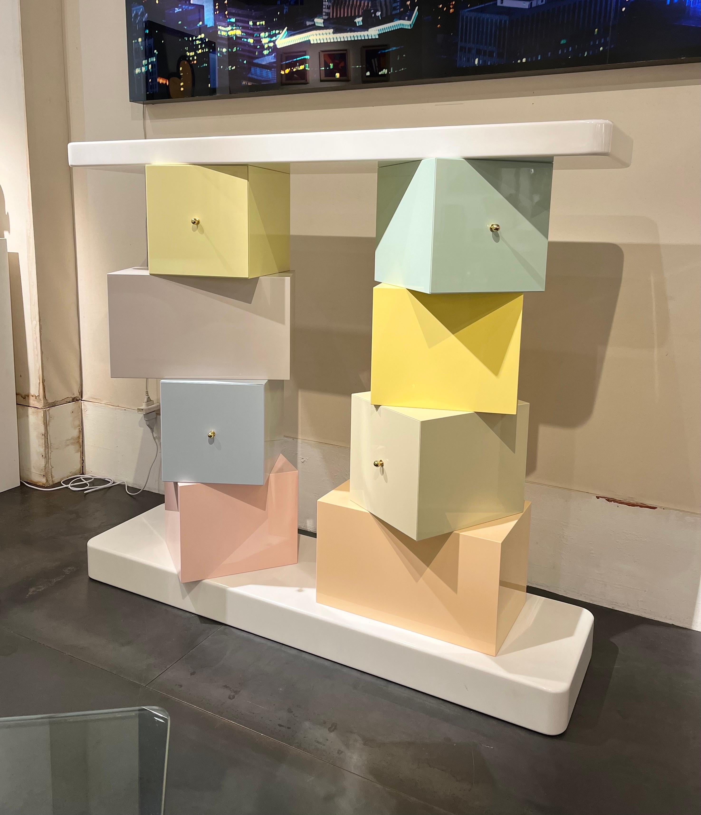 Ettore Sottsass (1917-2007).
Console cubica, 2002.
Marbre, bois stratifié et laiton
Édition Cleto Munari
D'une édition de 9

Bibliographie : Delphine Antoine, Yves Gastou, antiquaire du futur, Paris, 2011, reproduit p. 99.