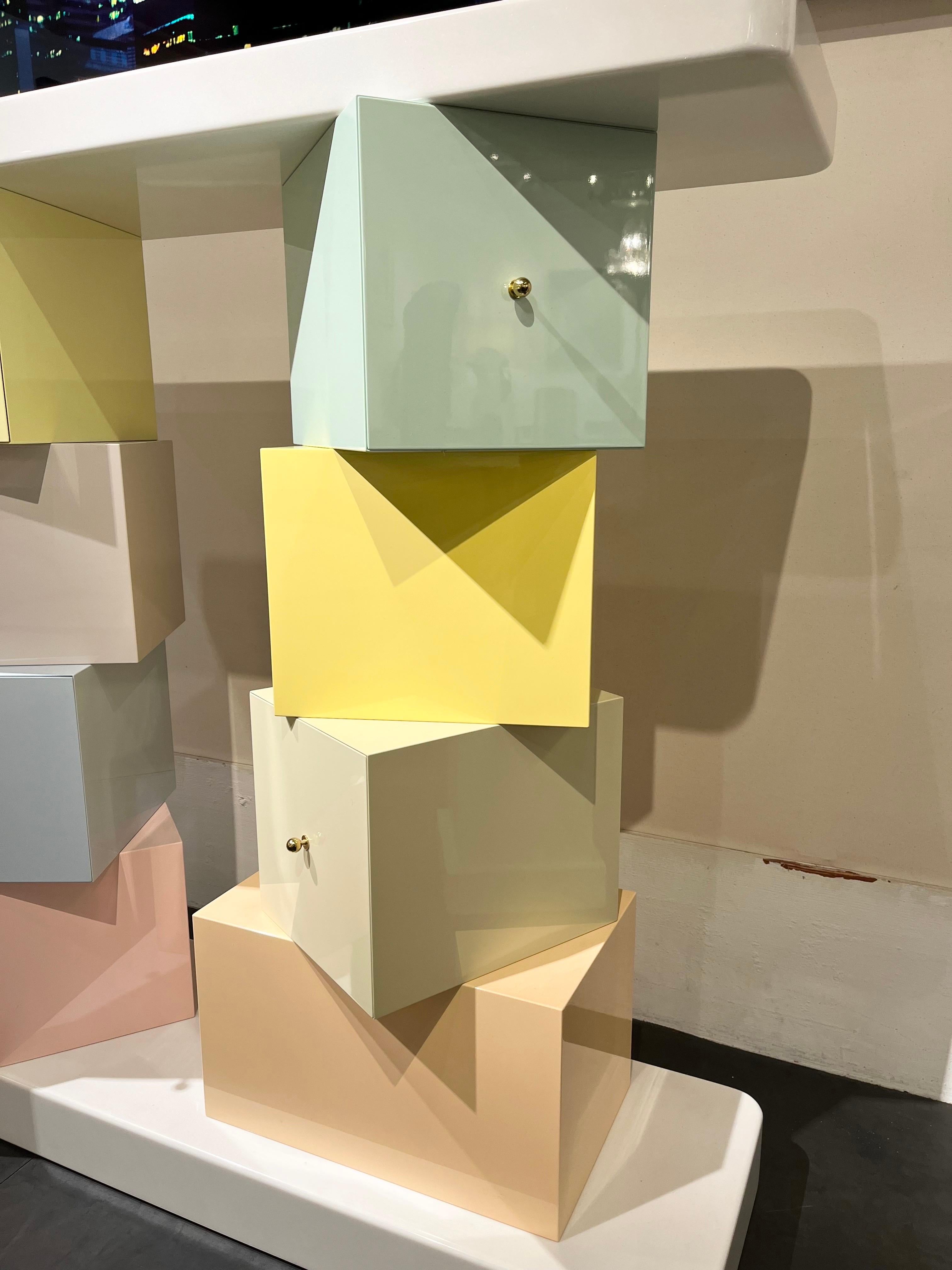 Laqué Ettore Sottsass, console cubica