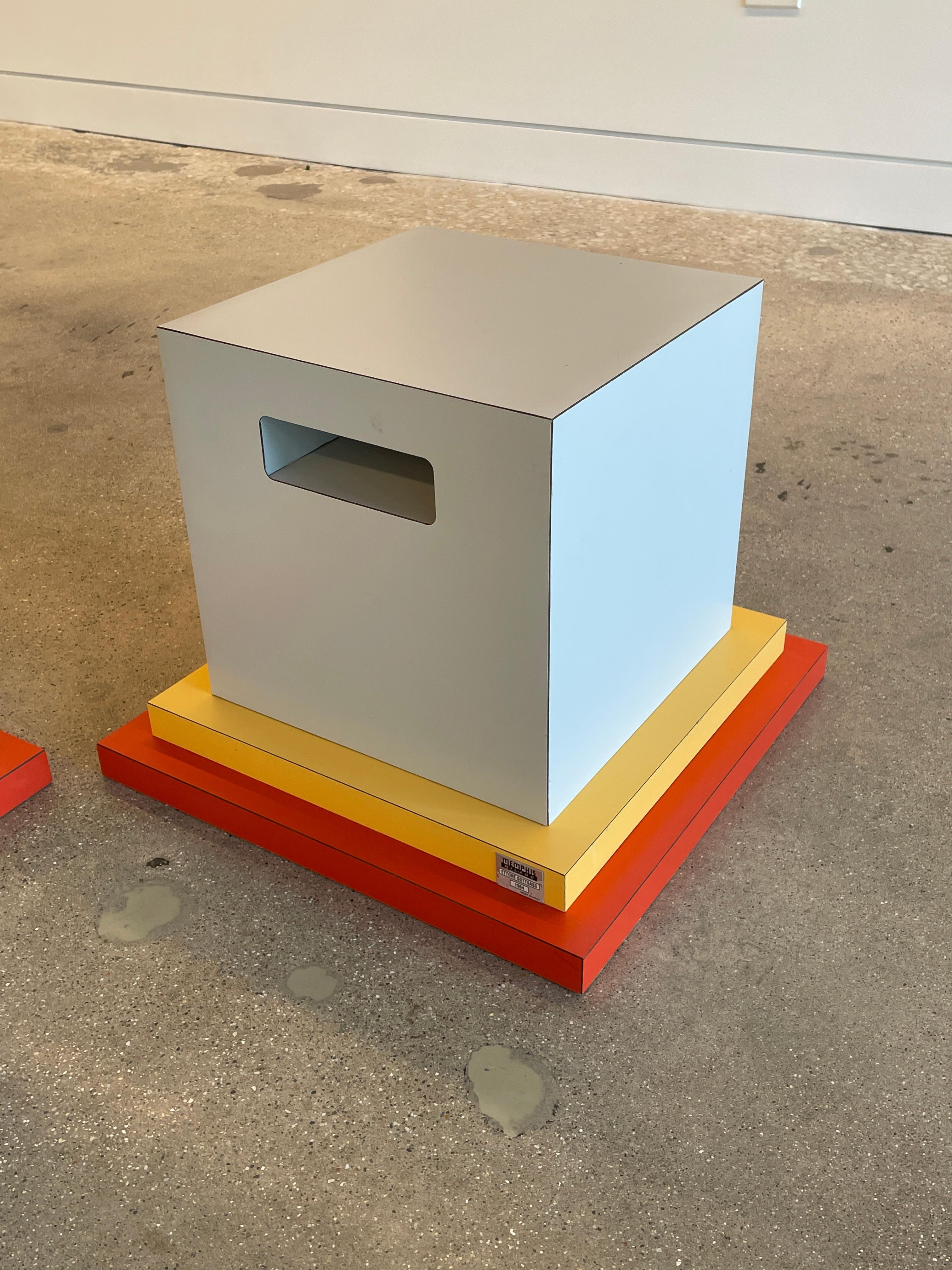 Table d'appoint crème en plastique stratifié par Ettore Sottsass pour la collection Memphis Milano. Label du fabricant en aluminium apposé sur le côté 