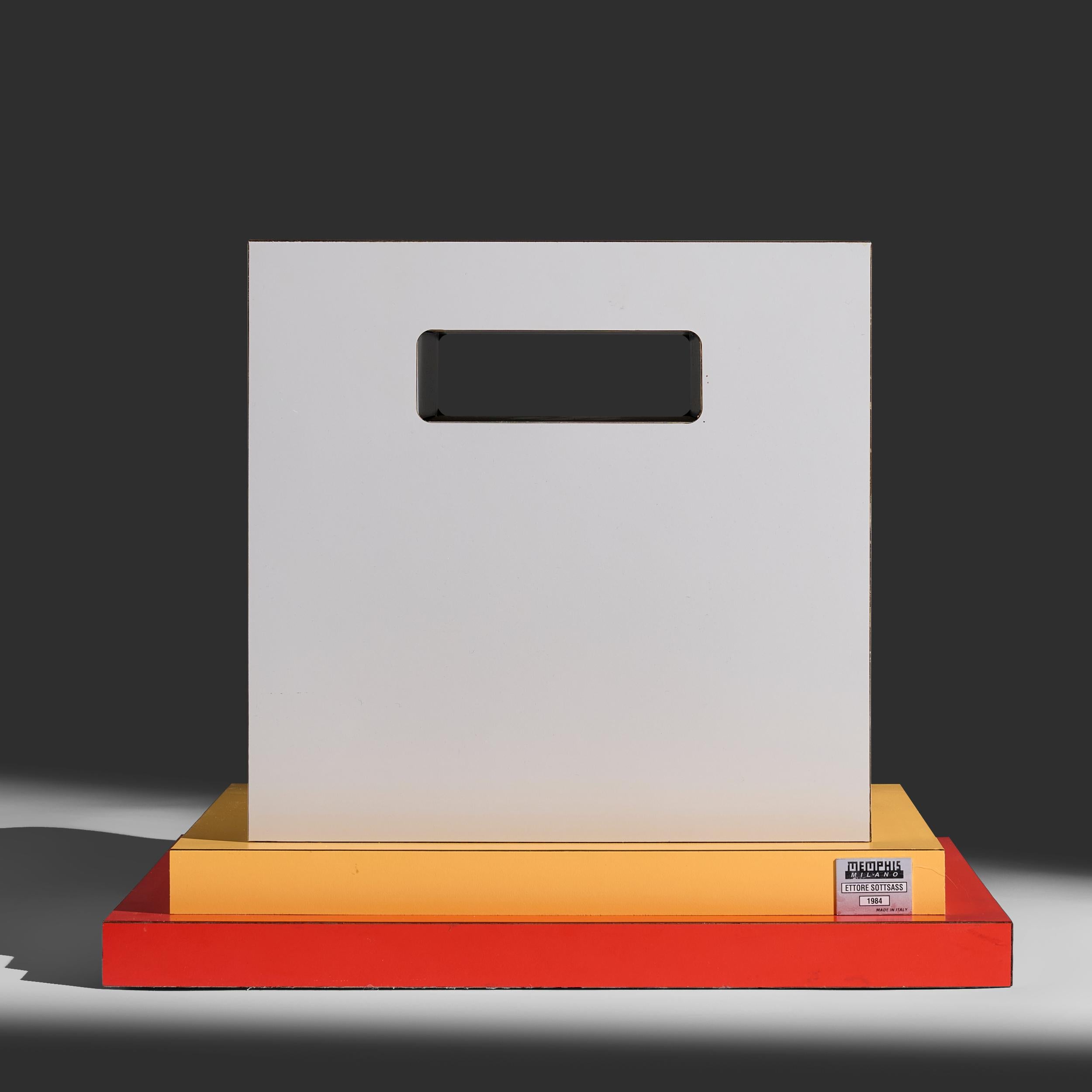 italien Table d'appoint Cream d'Ettore Sottsass pour Memphis Milano en vente