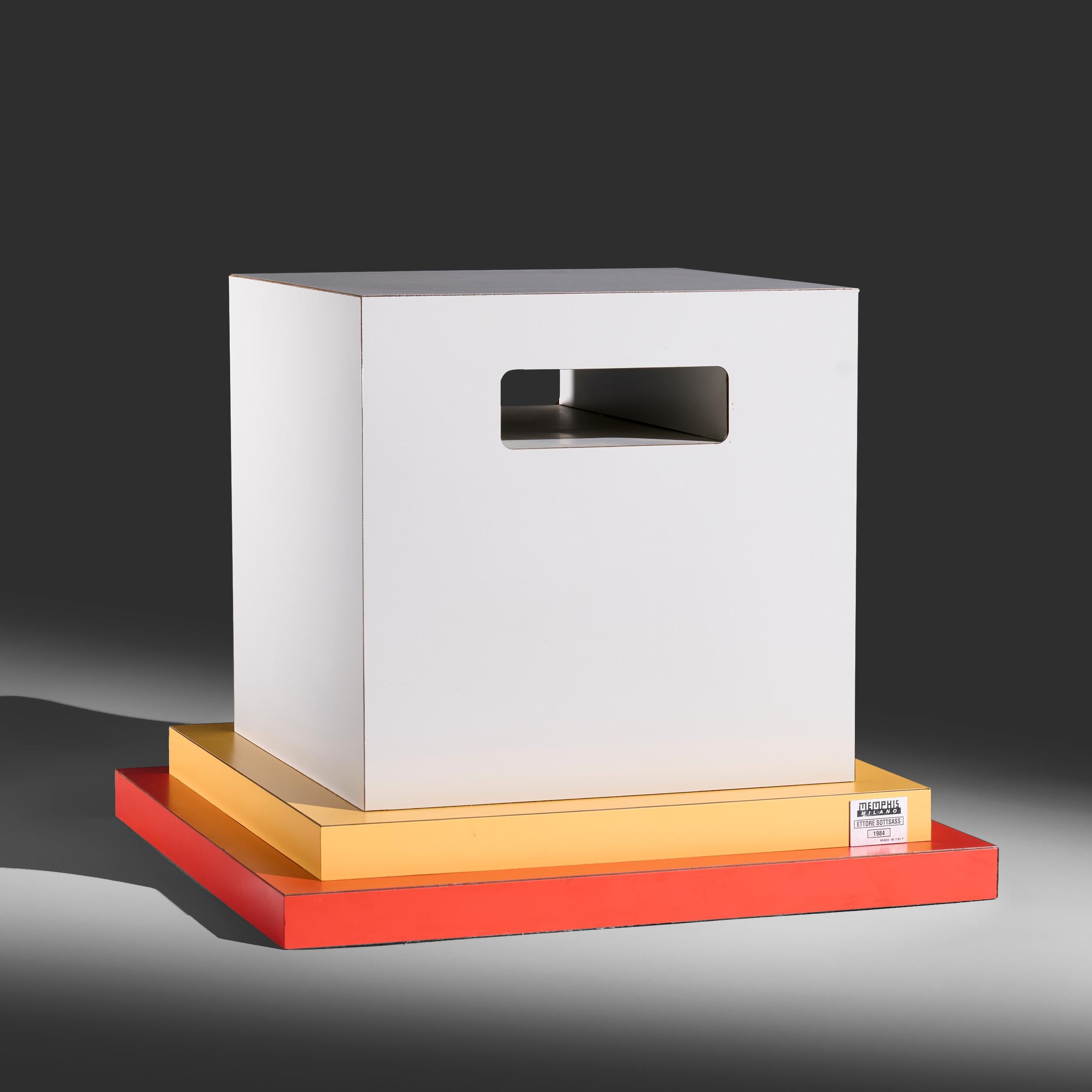 Laminé Table d'appoint Cream d'Ettore Sottsass pour Memphis Milano en vente