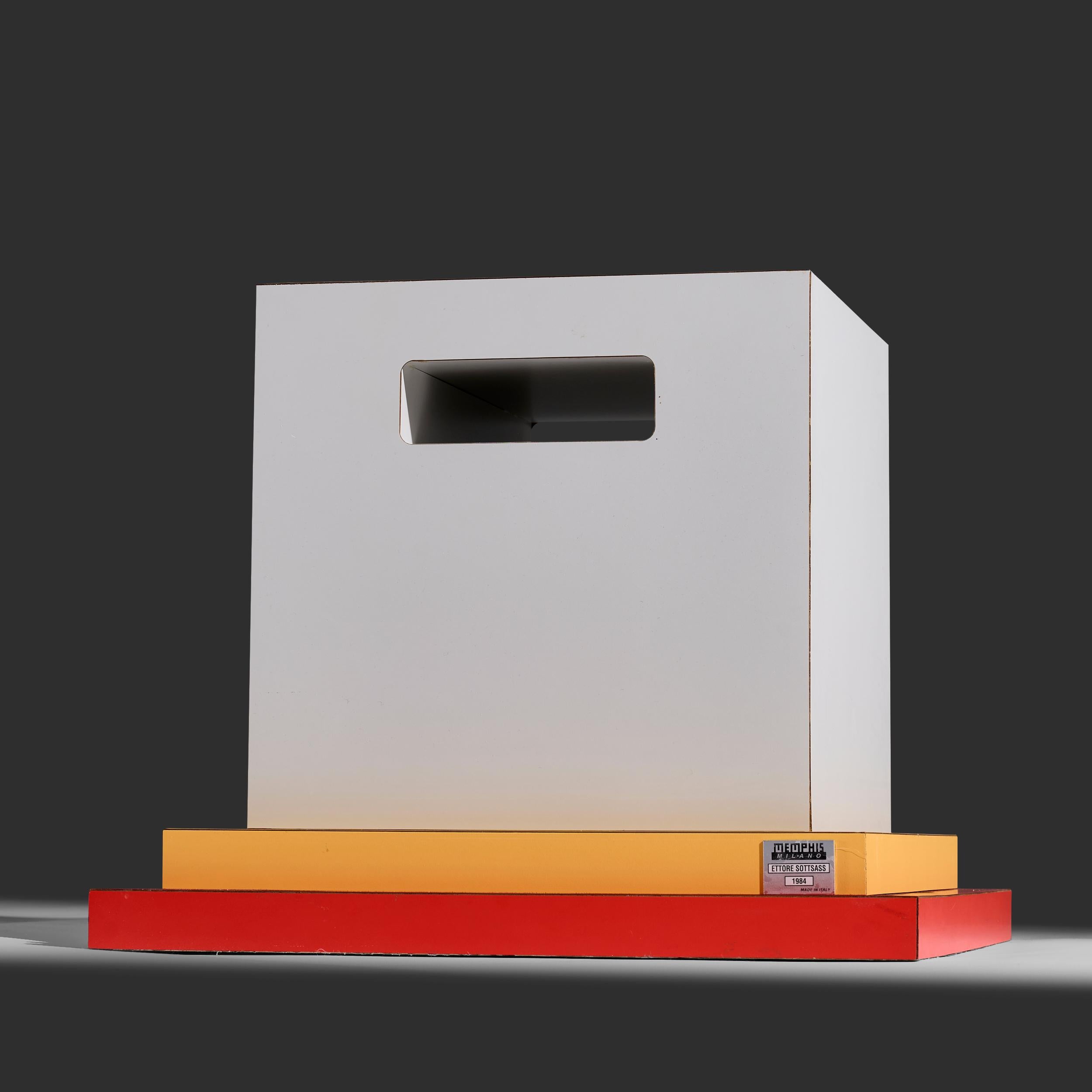 Table d'appoint Cream d'Ettore Sottsass pour Memphis Milano Bon état - En vente à Skokie, IL