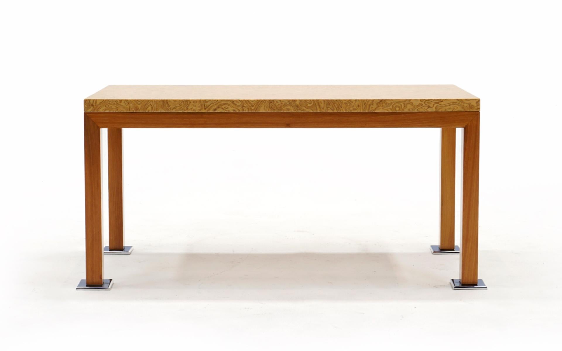 Cette table basse personnalisée unique en son genre, conçue par Ettore Sottsass, provient de la résidence Max Palevsky, à Malibu, en Californie. Magnifique plateau en bois de ronce avec cadre en chêne et pieds en aluminium poli. Sottsass Associati,