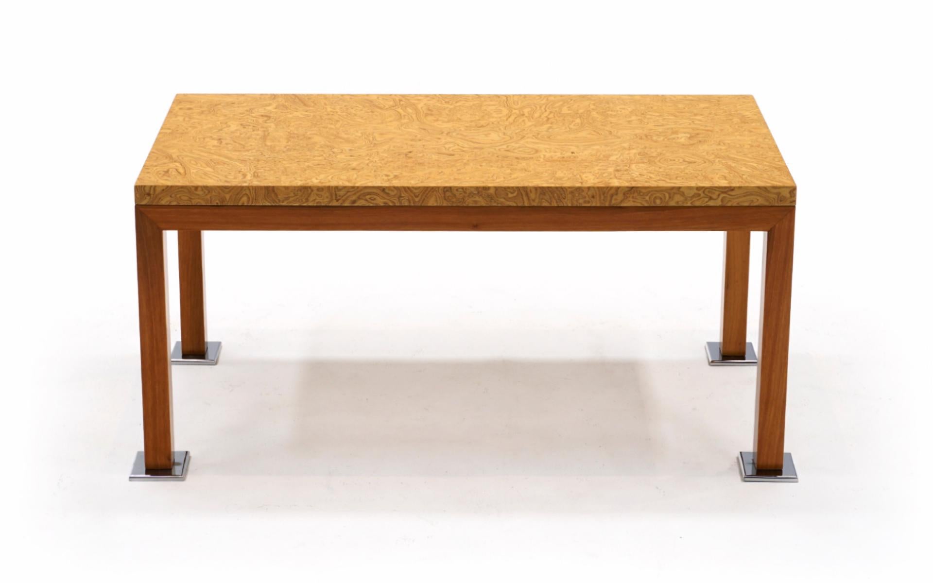 Postmoderne Table basse personnalisée en ronce de chêne et en chêne d'Ettore Sottsass pour la résidence Max Palevsky, 1984 en vente