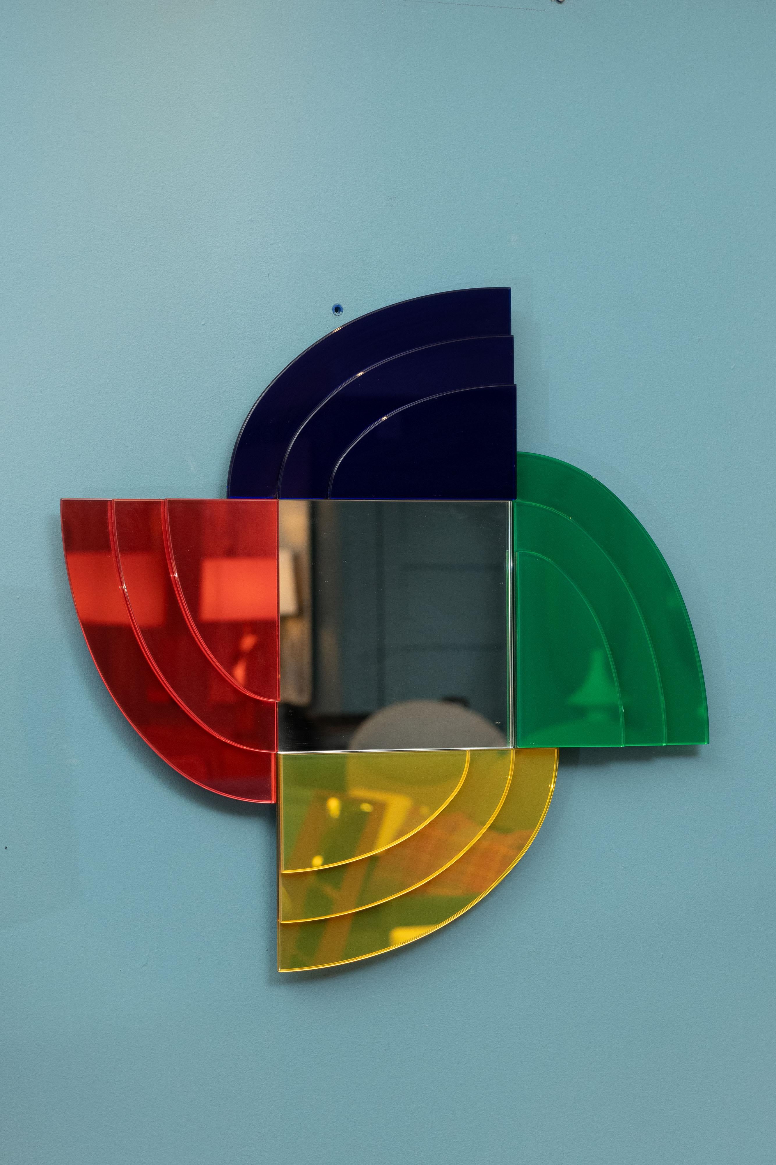 Ettore Sottsass entwirft einen Wandspiegel im Memphis-Stil für Glas Italia, Italien 2007. Der Spiegel ist der fünfte aus einer Sammlung von sechs Spiegeln mit dem Titel 