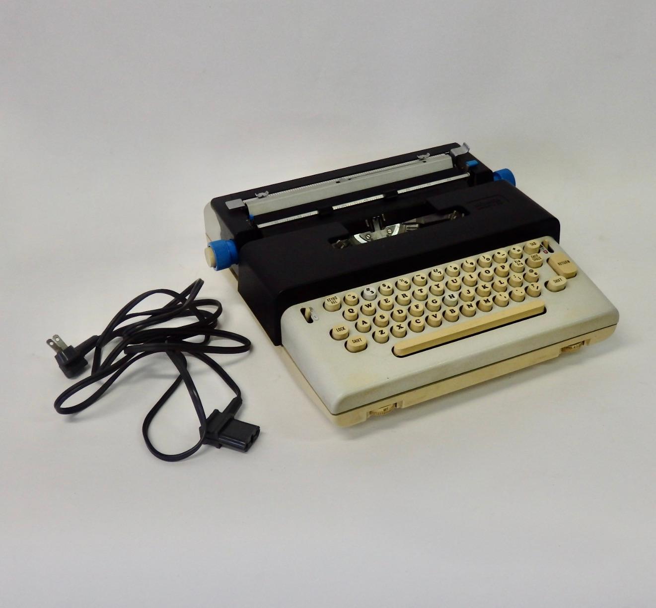 Ettore Sottsass Early Round Key Olivetti Lettera 36 Typewriter In Good Condition In Ferndale, MI