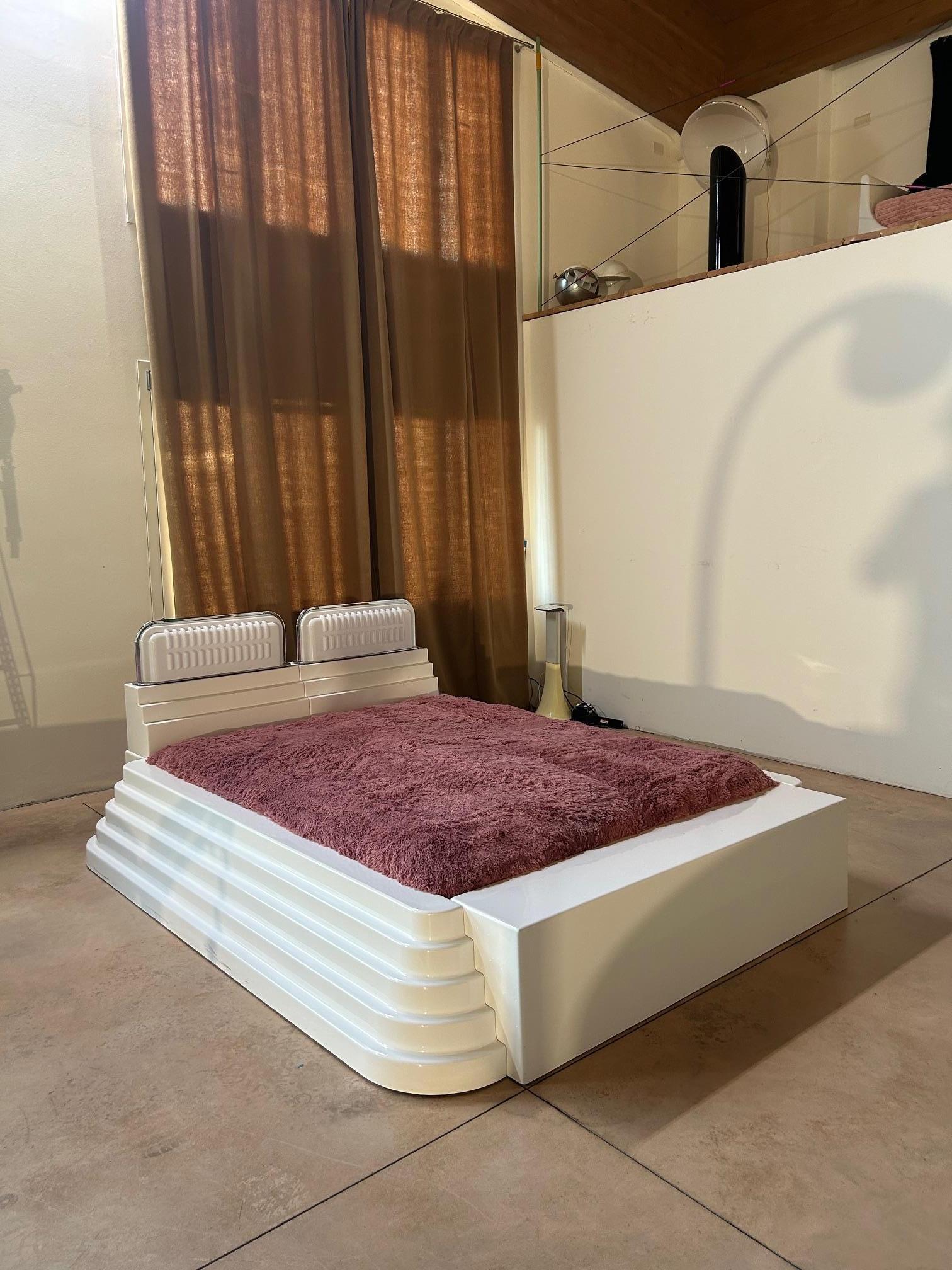 Large and rare double bed by Ettore Sottsass from the 1970 MOBILI GRIGI series with the pair of headboard lamps.  White colored resin frame reinforced with fibreglass. Poltronova Edition.  External bed dimensions: Depth 261 cm, width 220 cm, height