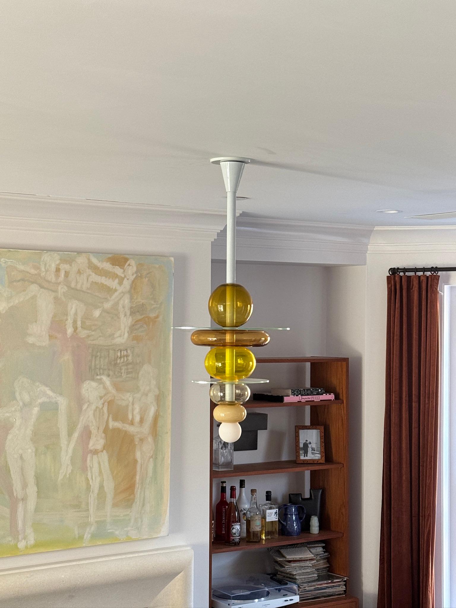 Il Pandent Firenze di Venini aggiunge forme geometriche artistiche e vivaci all'ambiente circostante. Un design di Ettore Sottssass made In Italy, che porta la decadenza del design nell'ambiente circostante con un calore scintillante e un'atmosfera