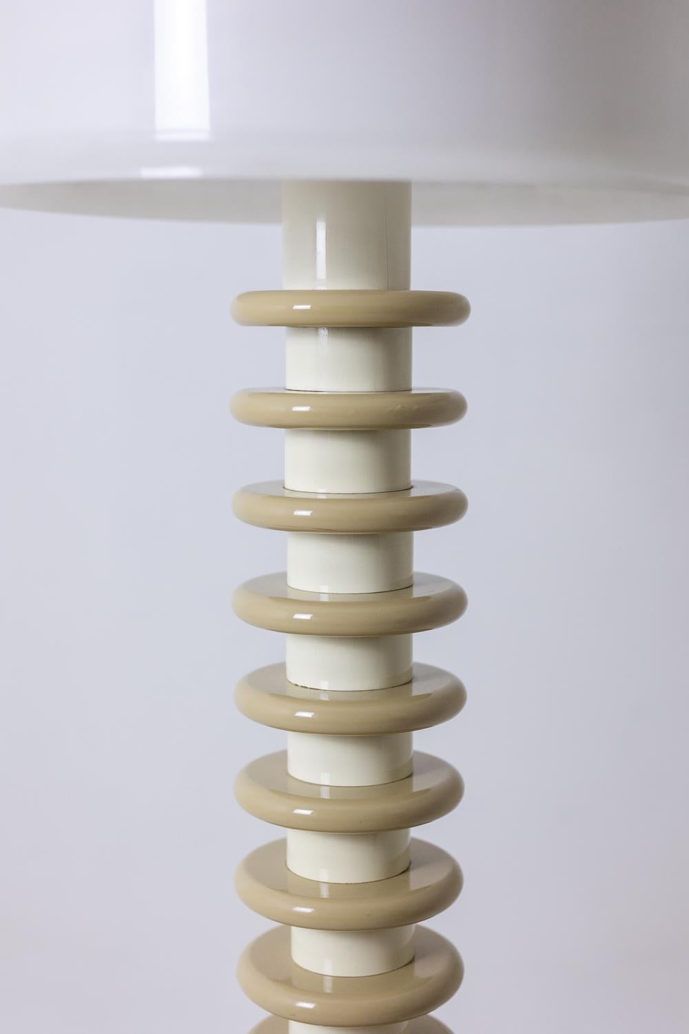 Ettore Sottsass. Lámpara de pie de madera lacada en blanco y beige. Años 80-90 en Bueno estado para la venta en Saint-Ouen, FR