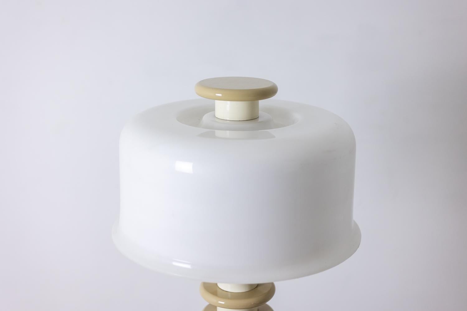 Ettore Sottsass. Lámpara de pie de madera lacada en blanco y beige. Años 80-90 en venta 1