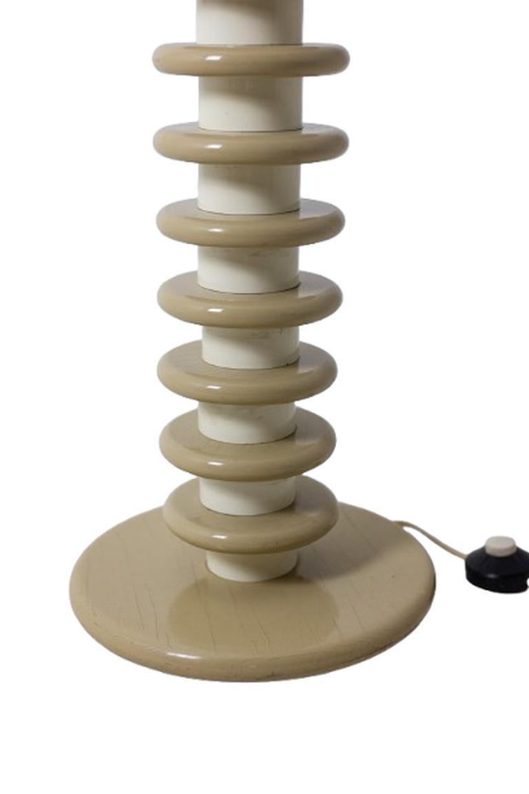 Ettore Sottsass. Lámpara de pie de madera lacada en blanco y beige. Años 80-90 en venta 2