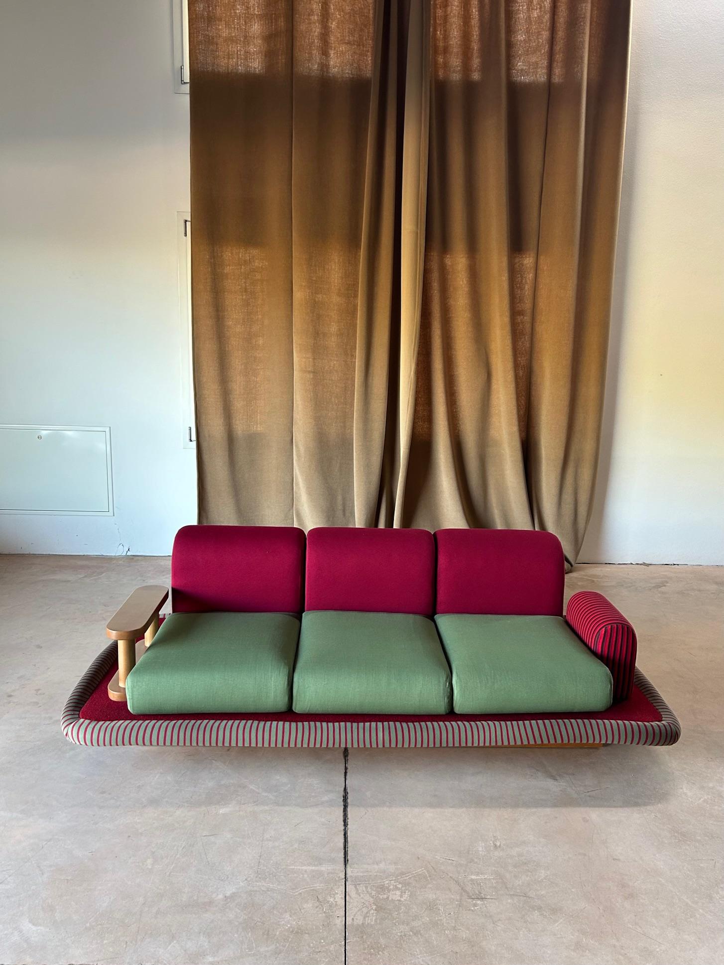 Ettore Sottsass designed this sofa after having known the Indian culture.
A crucial journey in his formation is that of 1961 in India, undertaken with Fernanda Pivano. On this journey Sottsass discovers how Indian culture is strongly based on