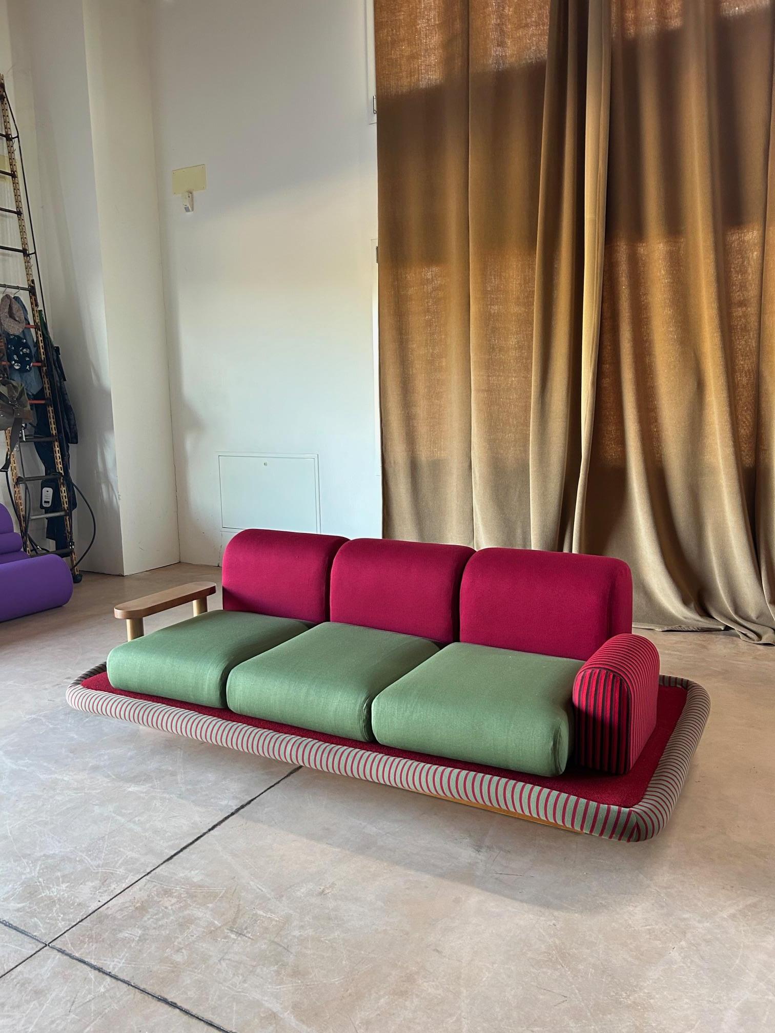 Mid-Century Modern Ettore Sottsass Flying Carper Sofa for Bedding Brevetti For Sale