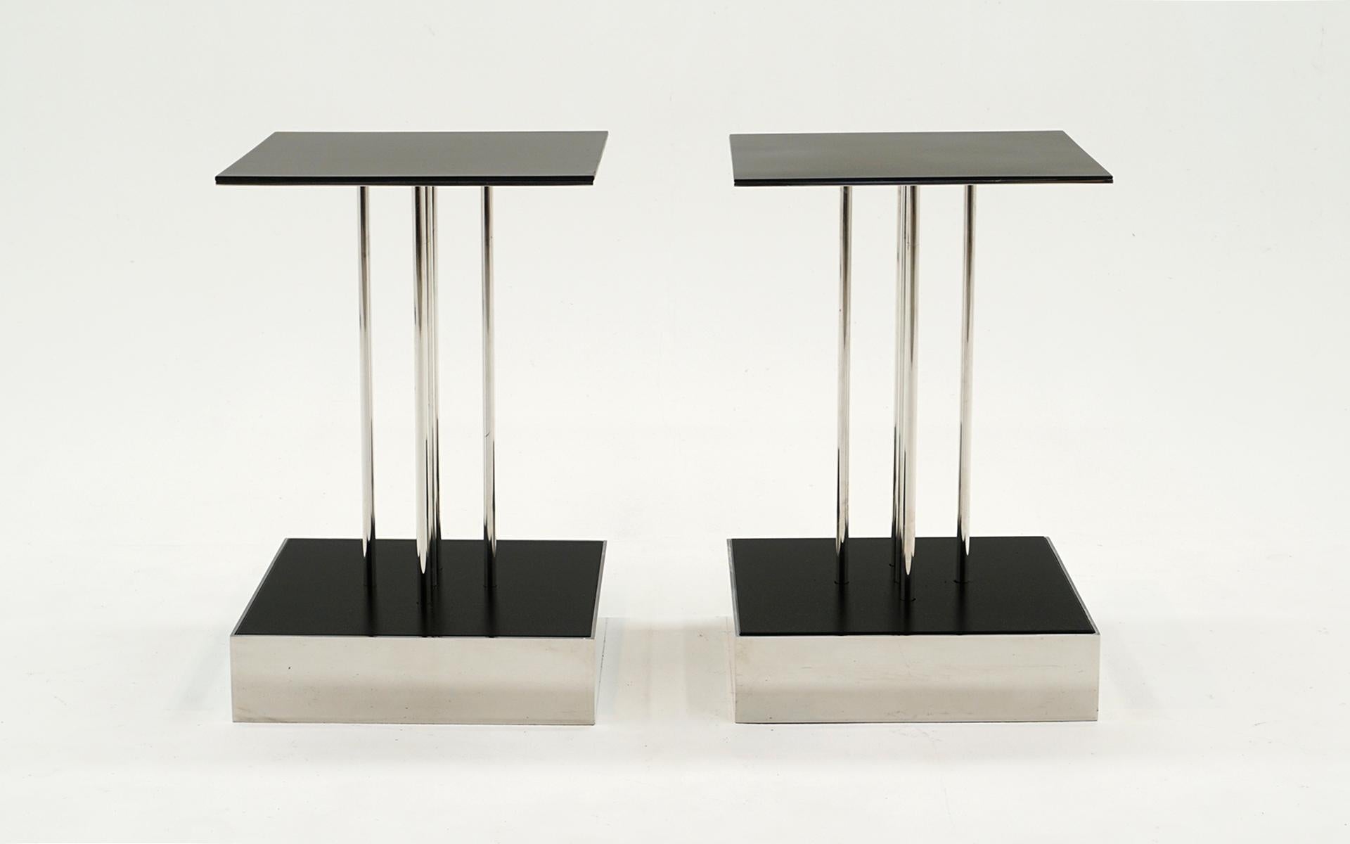 Très rare paire de tables d'appoint / d'appoint Ettore Sottsass Mobile 5-B par Ediz Design Edizioni, Italie, 2000.  Très bon à excellent état.  Les bases lourdement lestées les rendent très stables.  Pas de chrome, mais de l'acier inoxydable.  Il