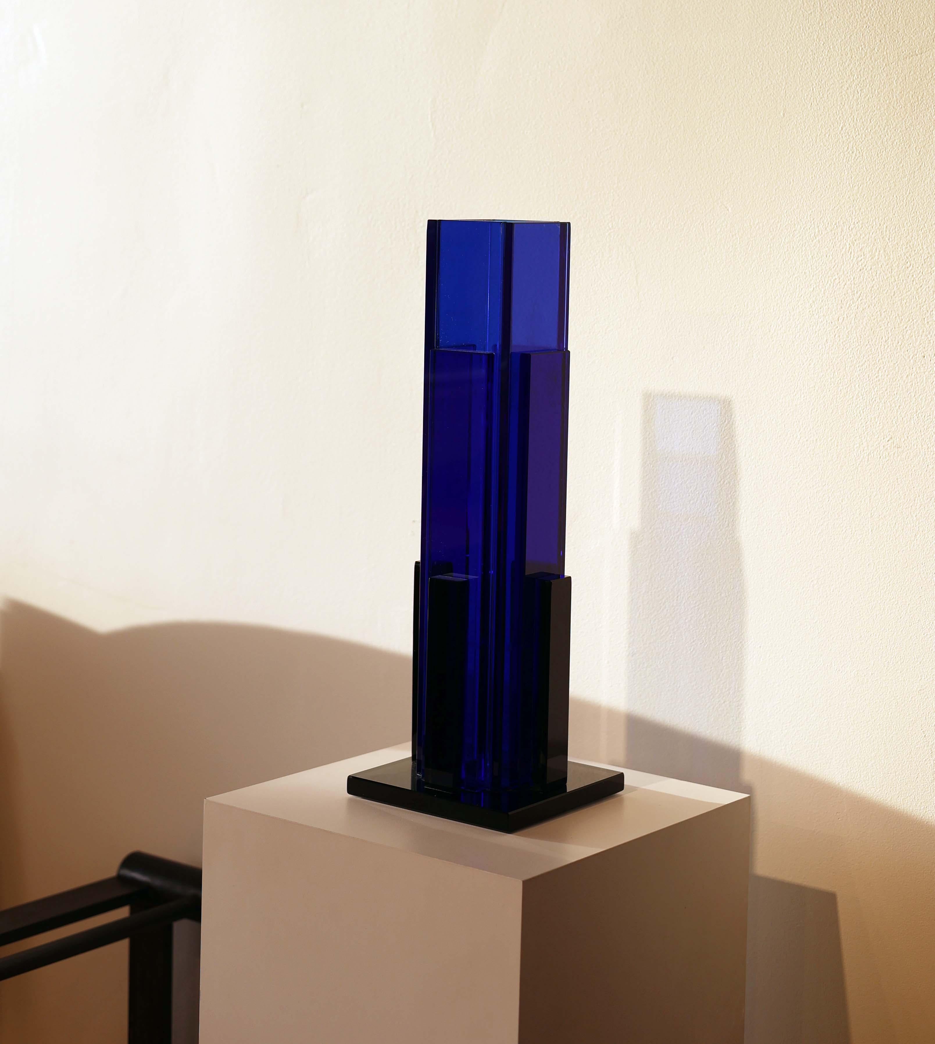 Realizzato da Fontana Arte, Milano. Vetro, blu e blu scuro.

