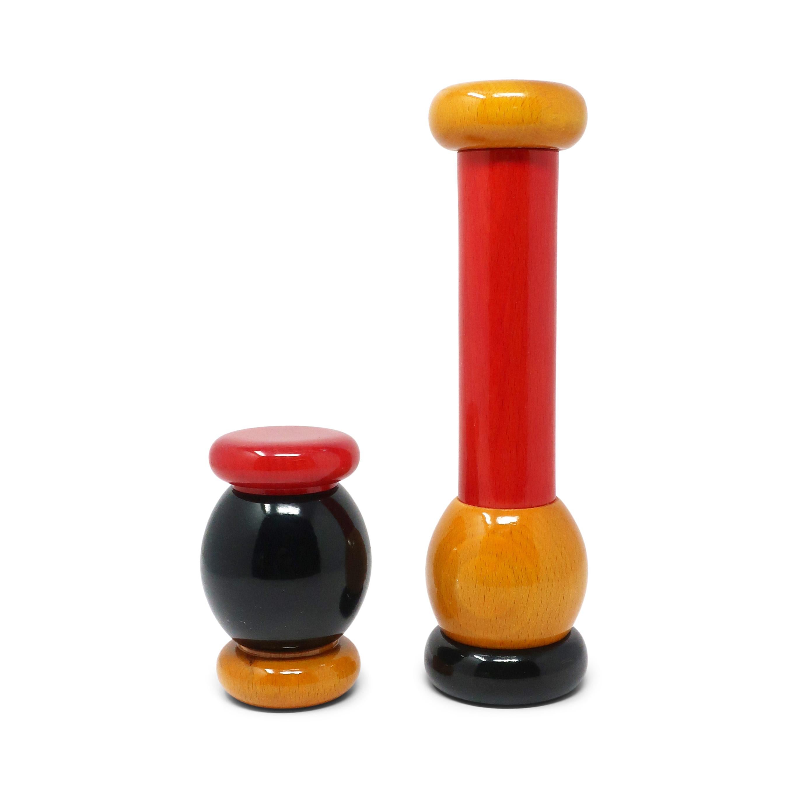 Indiscutiblemente una creación de Ettore Sottsass, este conjunto de molinillo de pimienta MP0210 y molinillo de sal ES18 de madera de haya son algunos de los mejores ejemplos del diseño del pionero de Memphis.  Este conjunto tiene la combinación de