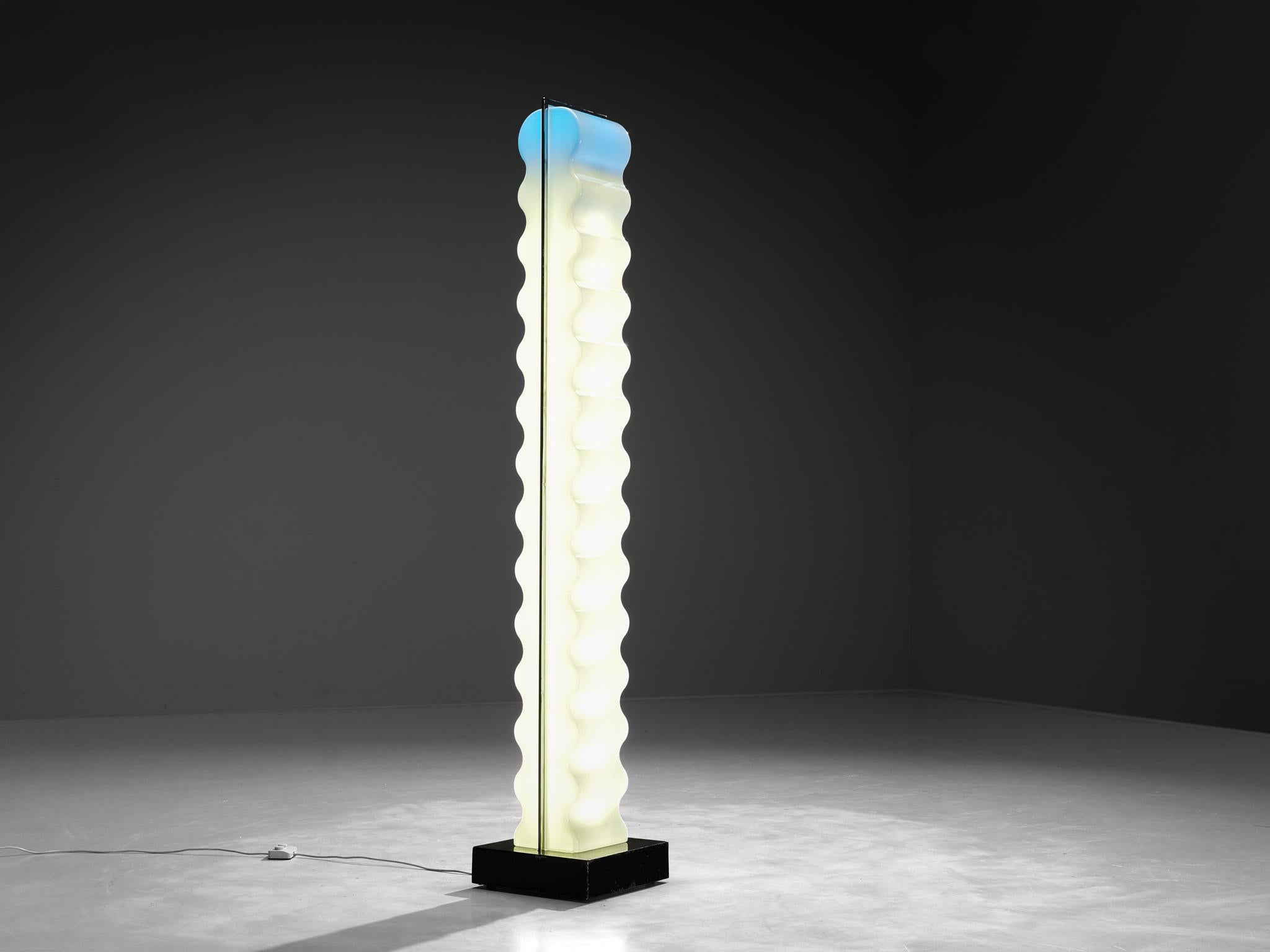 Ettore Sottsass per Design Centre/Oneva, lampada da terra 'Cometa', modello 'L026', acrilico, metallo laccato, cromo, Italia, design 1970 

Una lampada da terra divertente e irresistibilmente affascinante, disegnata da Ettore Sottsass per Poltronova