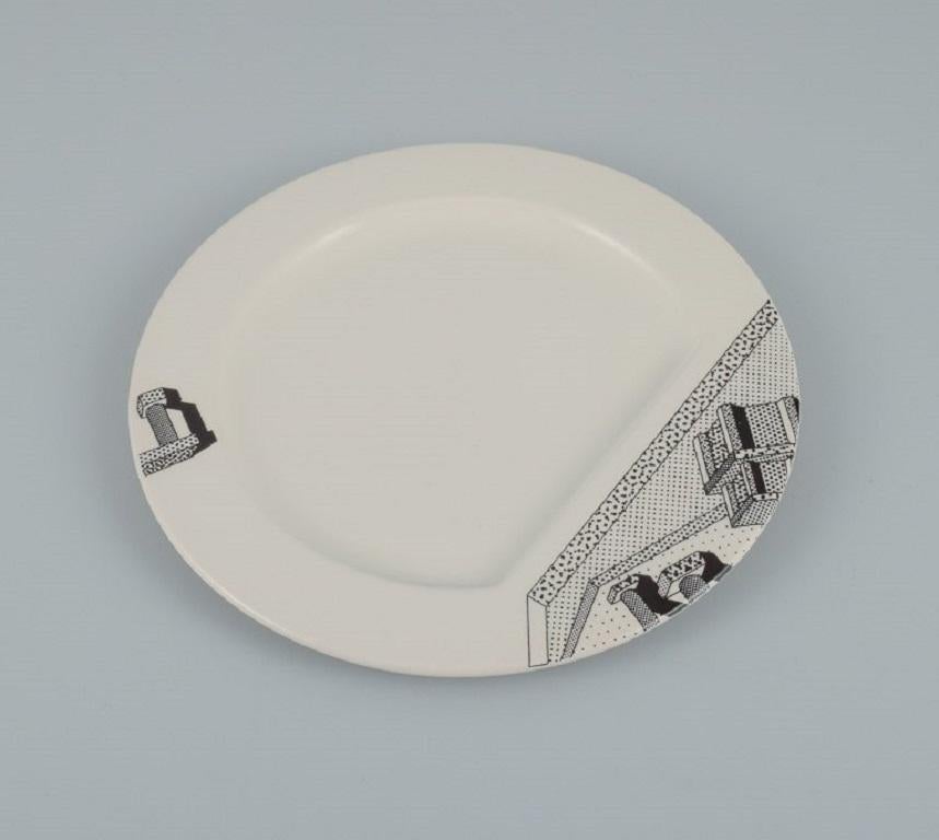 italien Ettore Sottsass pour Flavia Memphis Milano, assiettes en porcelaine futuristes. en vente