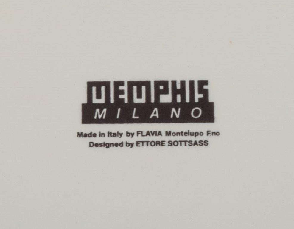 20ième siècle Ettore Sottsass pour Flavia Memphis Milano, assiettes en porcelaine futuristes. en vente