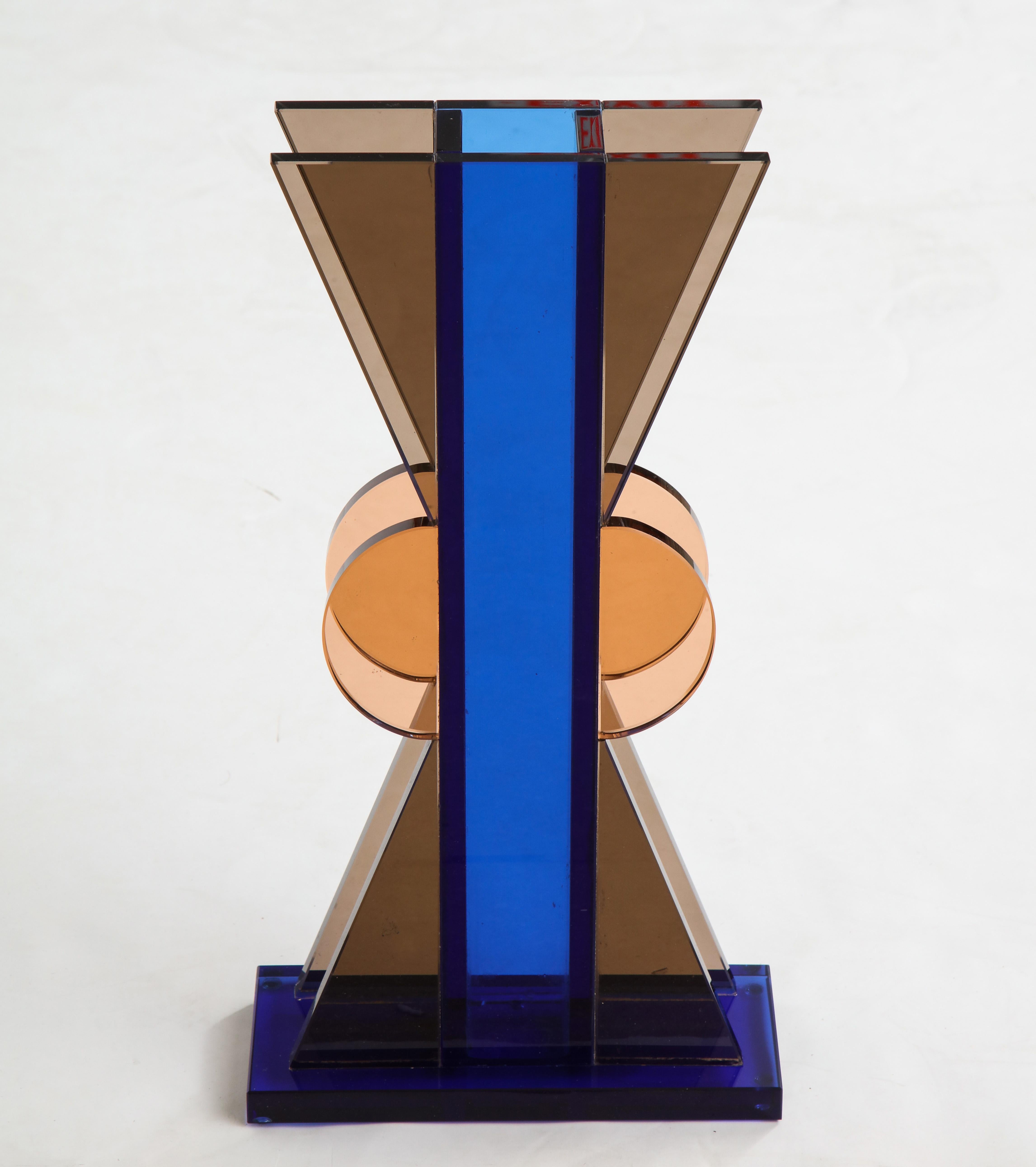 Ettore Sottsass pour Fontana Arte - Rare grand vase en cristal de couleur graphique composé d'un cylindre central carré bleu foncé avec des formes triangulaires brunes et semi-circulaires caramel attachées sur une base rectangulaire bleu foncé.

La