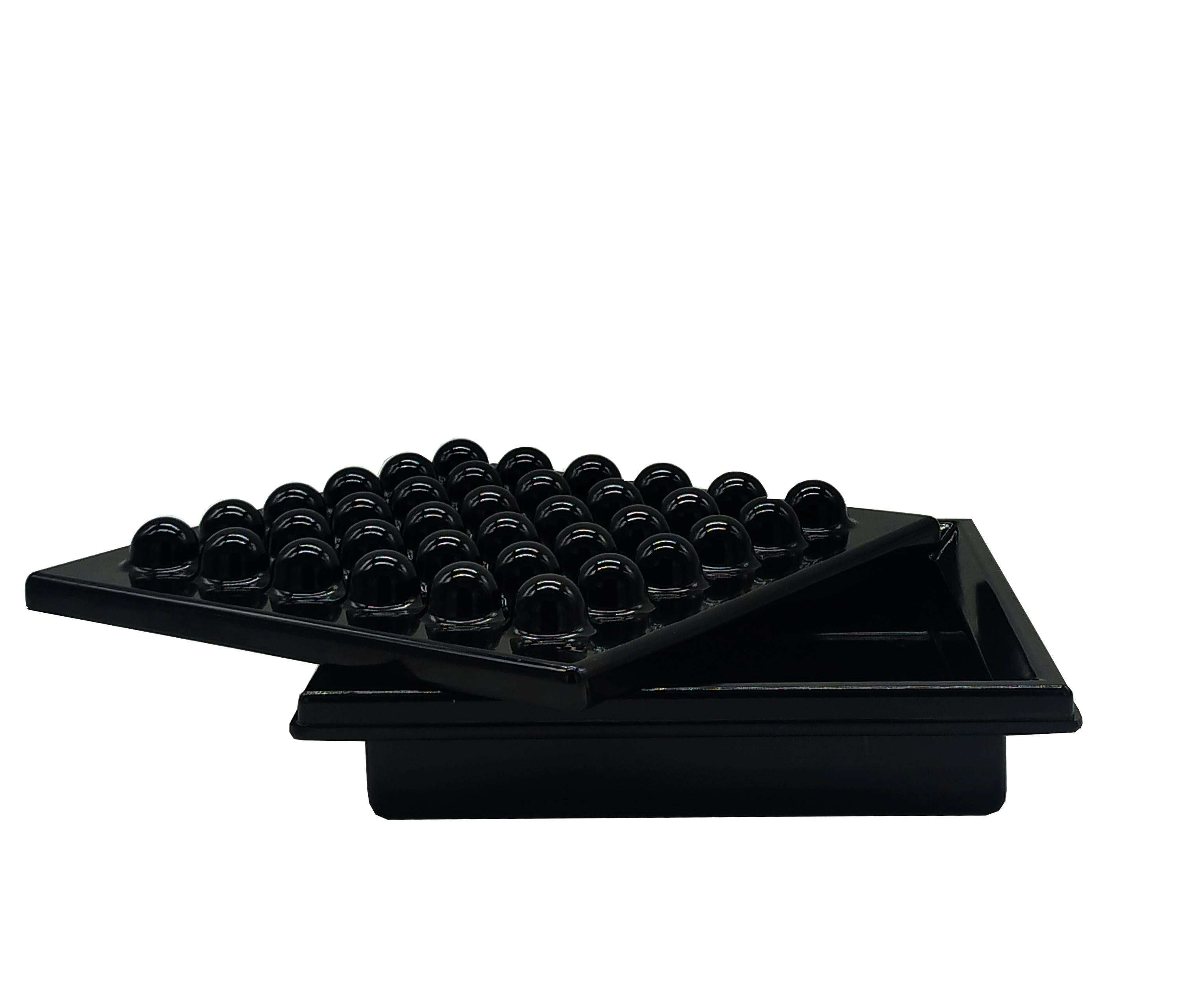 Großer schwarzer ABS-Aschenbecher, Ettore Sottsass für Olivetti Synthesis, Serie Sistema 45, 1972.
 Ikonisches Objekt des revolutionären Büromöbelsystems Synthesis 45, das 1973 von Olivetti vorgestellt und von Ettore Sottsass entworfen wurde. 
