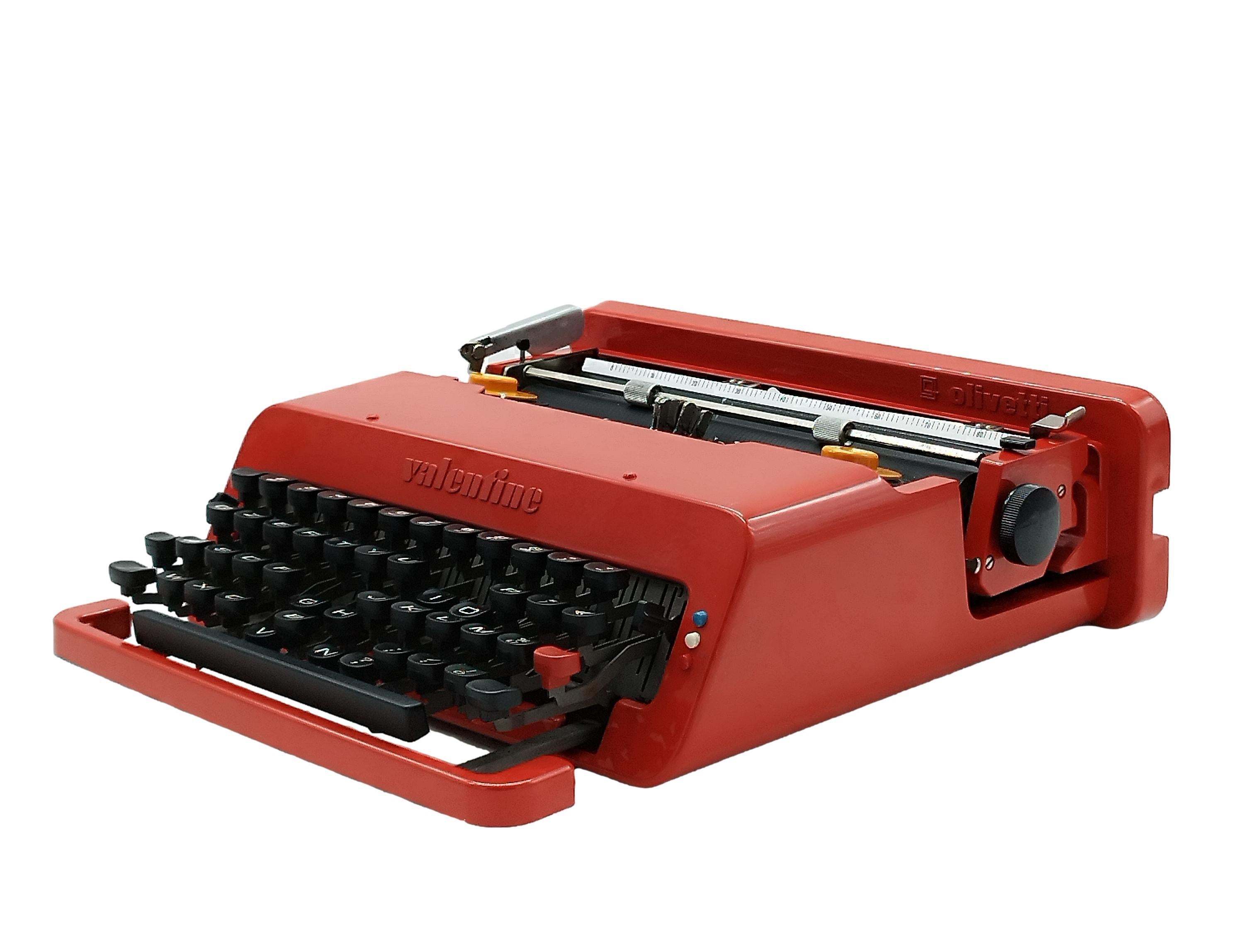 Célèbre et iconique machine à écrire portable Mod. Conçue par Ettore Sottsass et Peter King, pour la société Olivetti Italia en 1960, la machine à écrire est en très bon état avec son étui auquel il manque toutefois les attaches (comme on peut le
