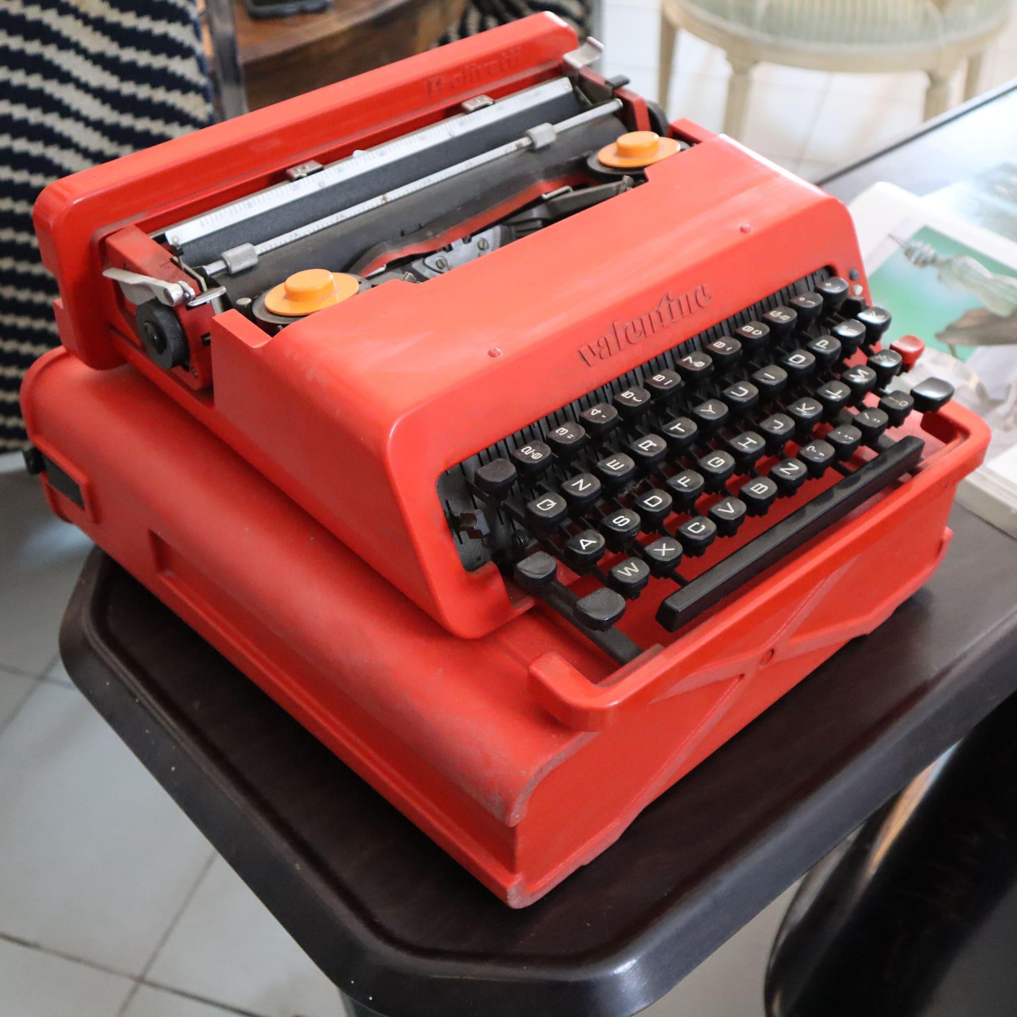 Mid-Century Modern Ettore Sottsass for Olivetti Valentine Typewriter Italy 1960s For Sale
