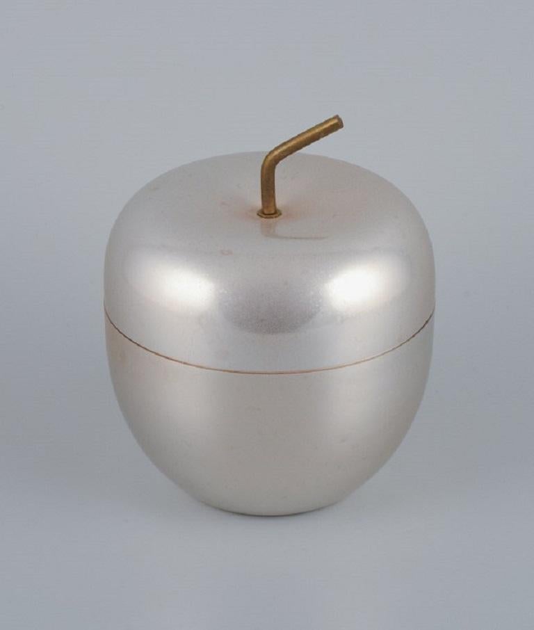 Ettore Sottsass pour Rinnovel, Italie. Seau à glace en aluminium et laiton en forme de pomme. Intérieur doré.
1950s.
En parfait état.
Estampillé : 