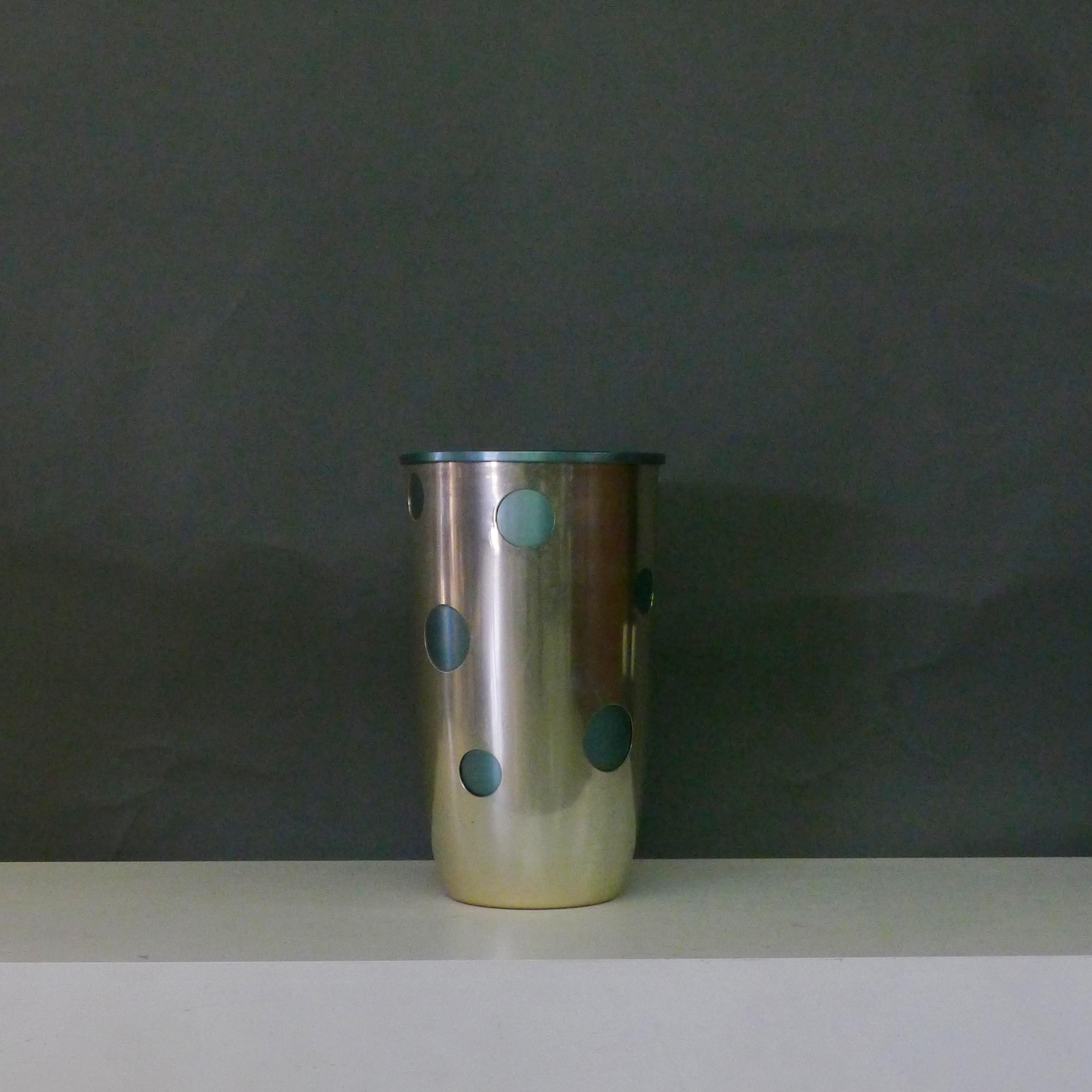Ettore Sottsass (1917-2007)
Porte-parapluie
aluminium anodisé, couleur argent avec des découpes circulaires révélant l'intérieur gris-bleu
fabriqué par Rinovel, Italie années 1950
marque estampillée sur la base
47 cm de haut, 27 cm de