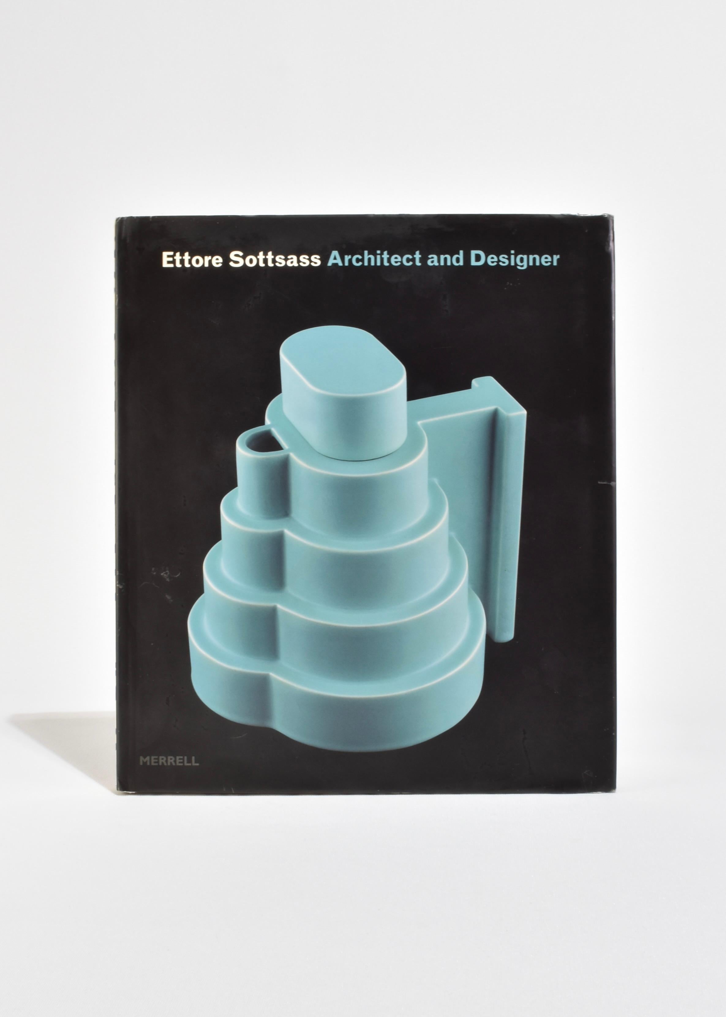 Gebundener Bildband mit dem berühmten Architekten und Designer Ettore Sottsass. Von Ronald T. Labaco, veröffentlicht im Jahr 2006. Erste Ausgabe, 160 Seiten.

