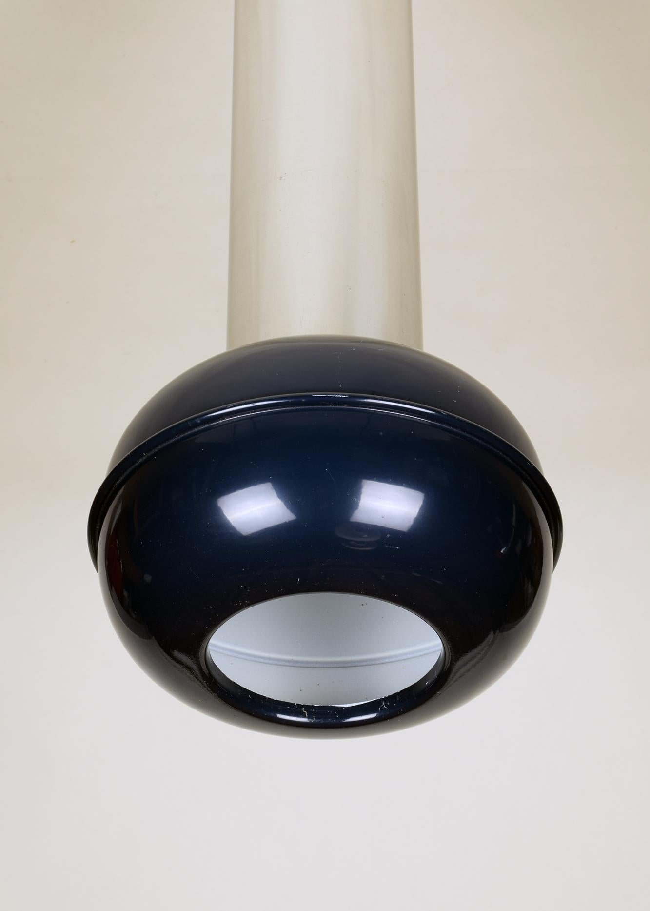 Mid-Century moderno Ettore Sottsass per Stilnovo, Lampada da soffitto 'Manifesto', 1970, versione corta blu in vendita